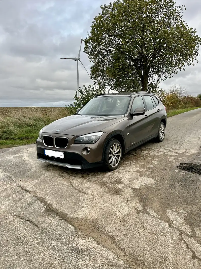 BMW X1 sDrive18d Braun - 1