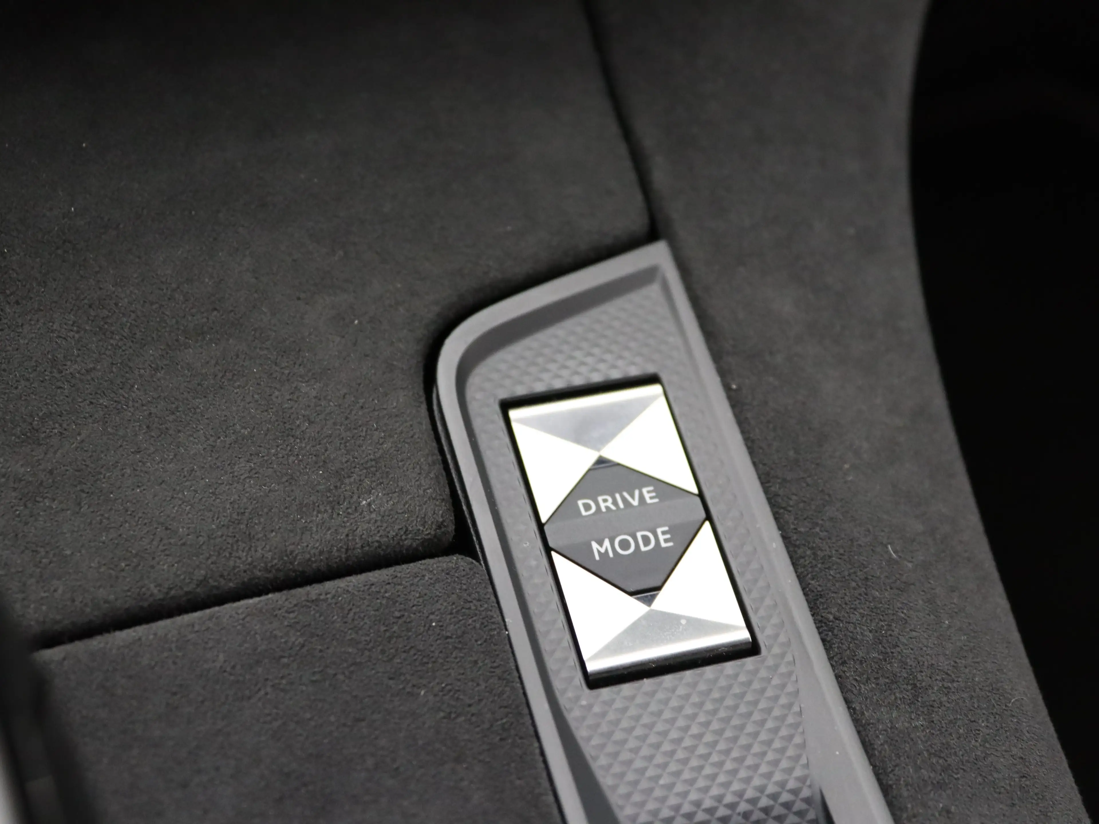 DS Automobiles DS 7 Crossback E-Tense Performance Line+ | Achterbank in delen ne — photo 22