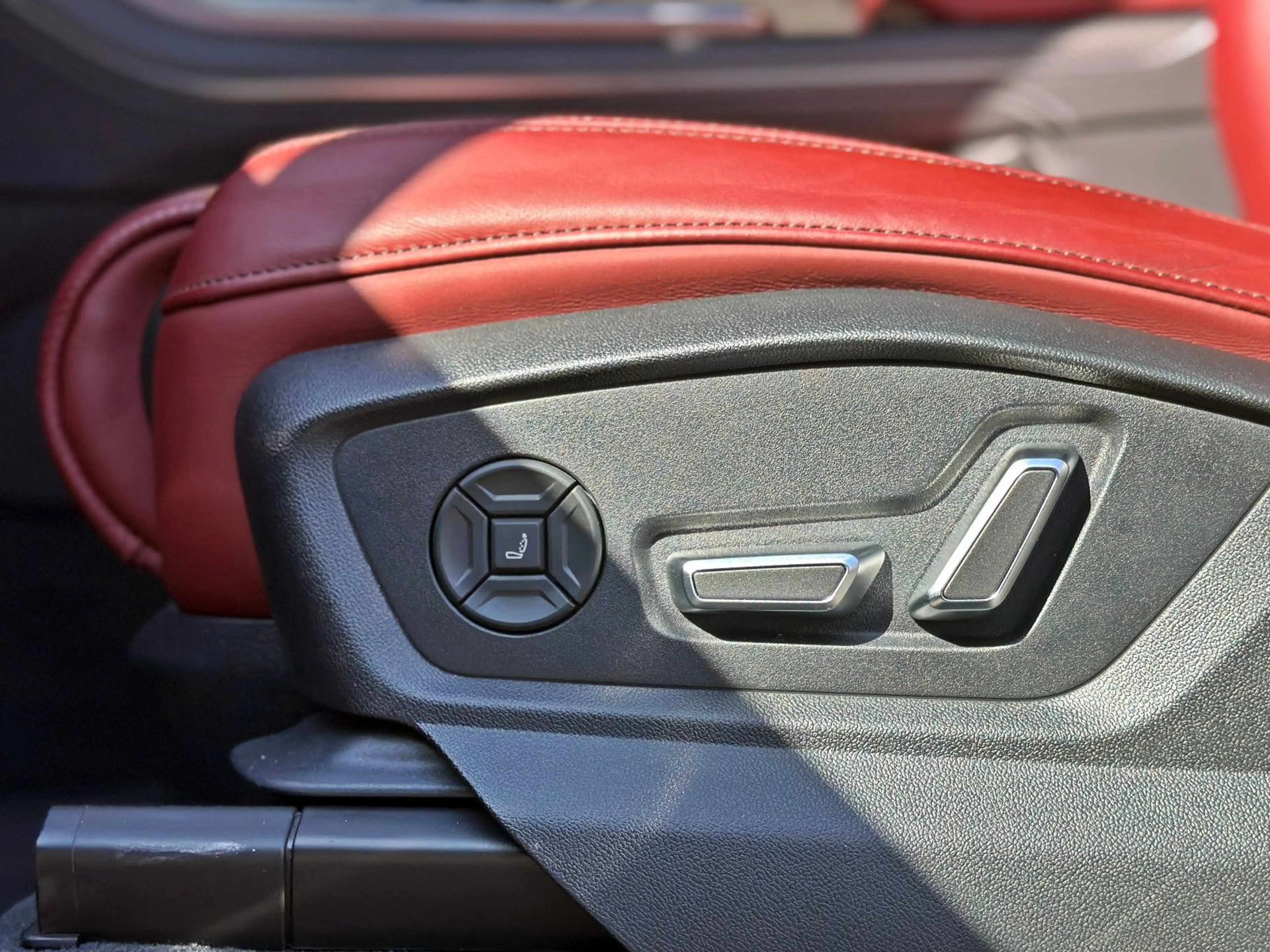 Audi SQ7 TFSI BLACK PANO HUD 7-SITZER AHK B&O — photo 13