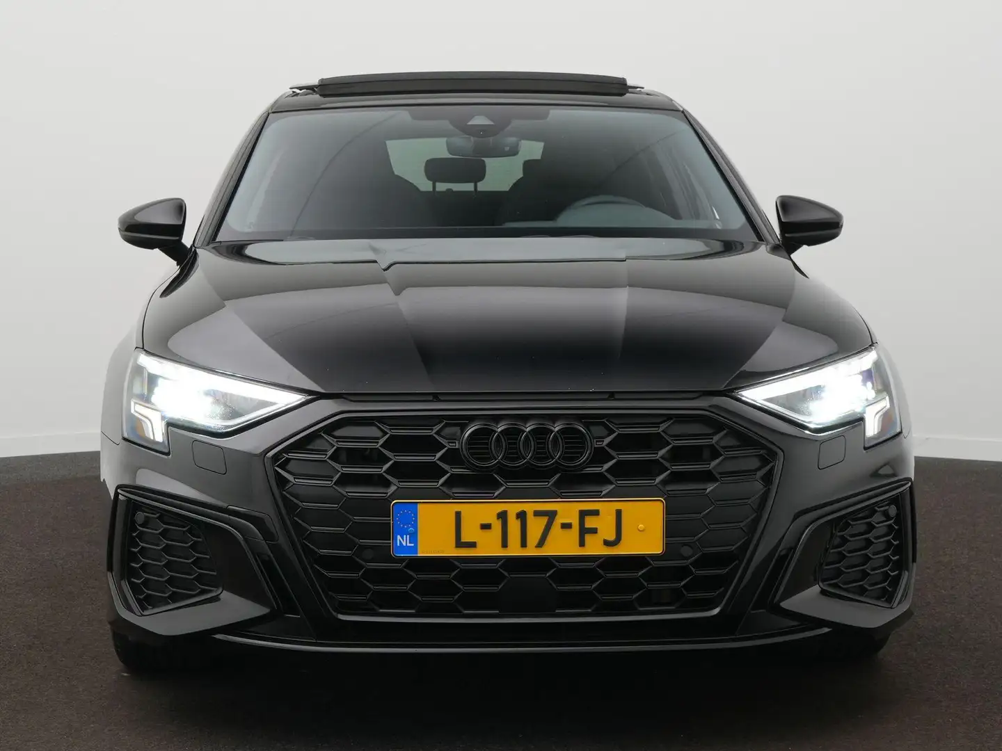 Audi A3 Sportback 45 TFSI e S edition Competition S-Line | Zwart - 2