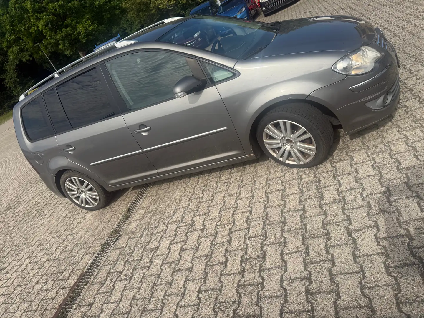 Volkswagen Touran Highline Gris - 2