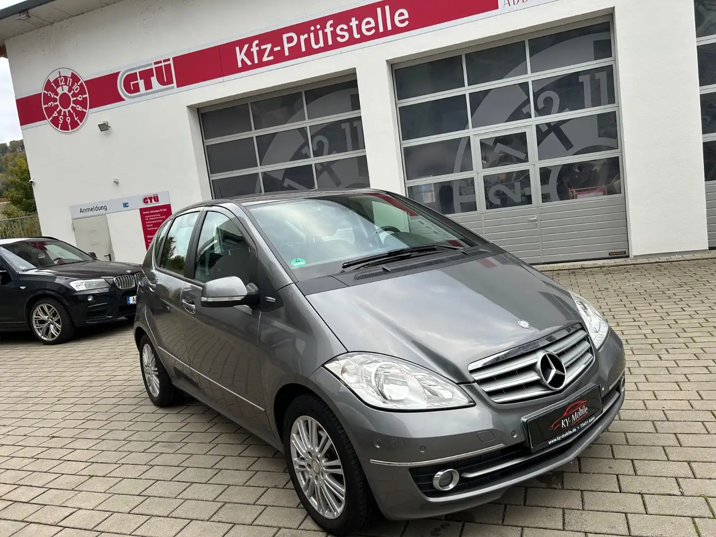 Mercedes-Benz A 180 A -Klasse 180/Autom./NAVI/PDC/SHZ/1.HAND Gris - 1