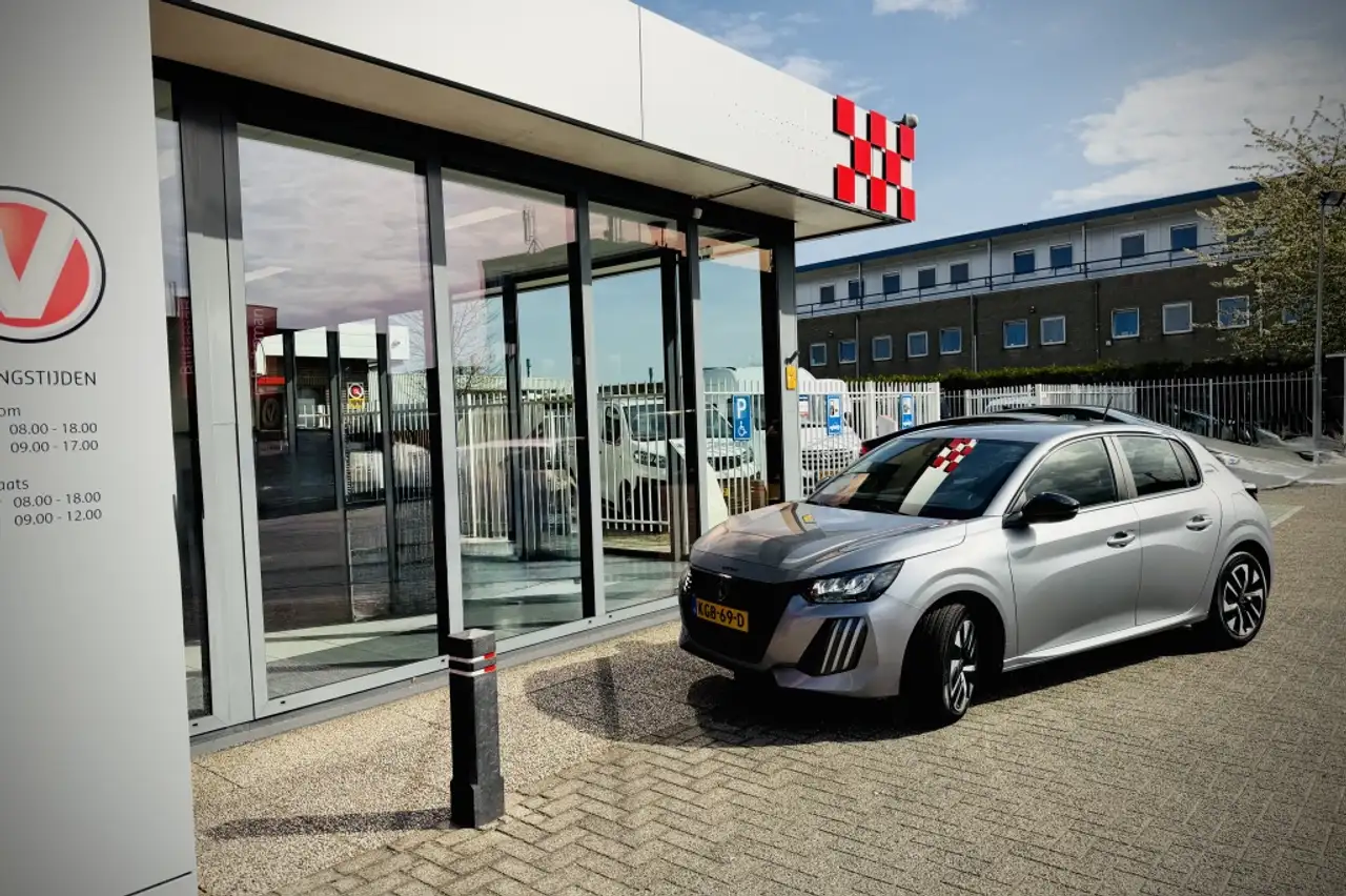 Peugeot 208 Hybrid e-DCS6 Style 6