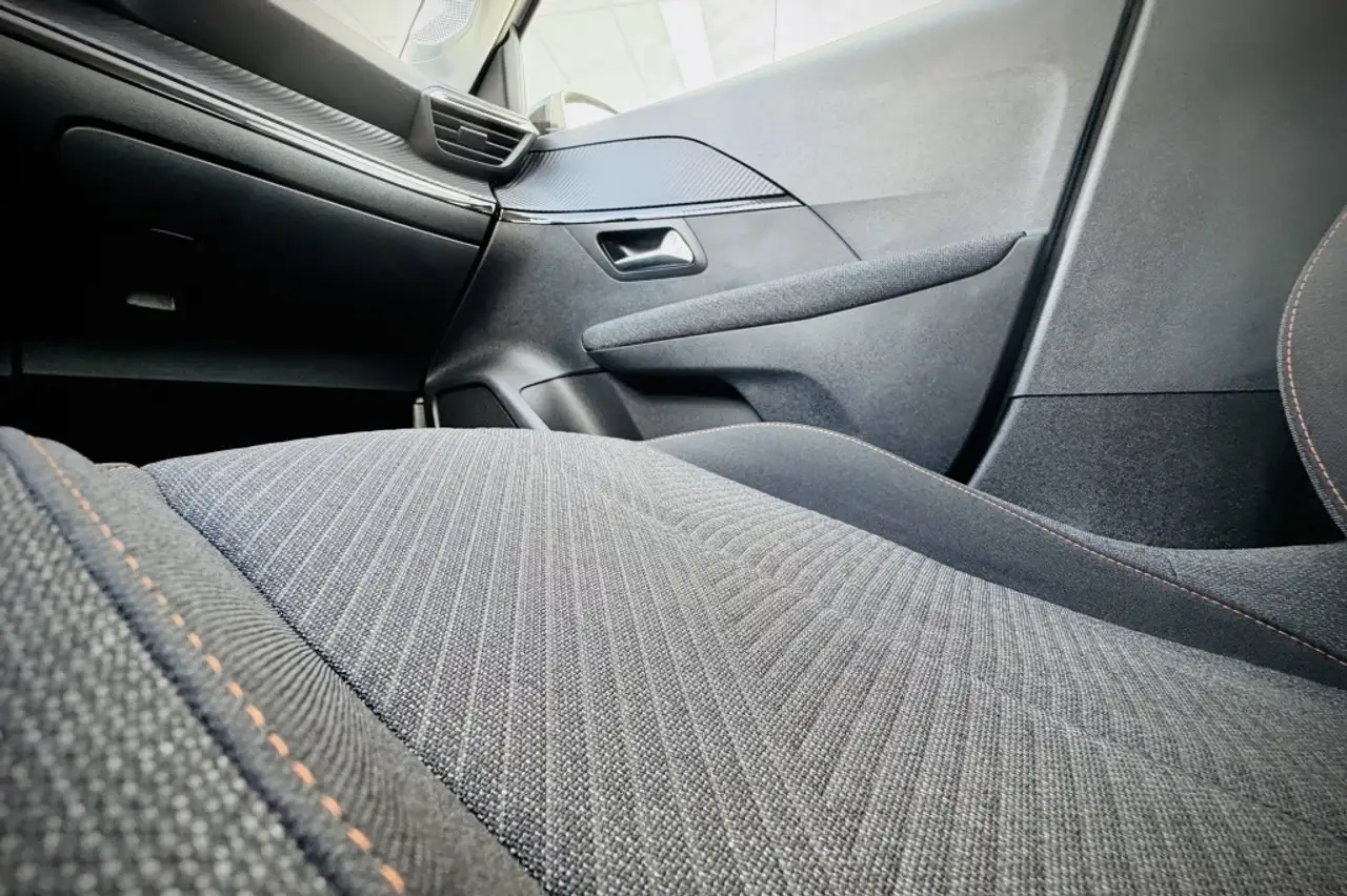 Peugeot 208 Hybrid e-DCS6 Style 26