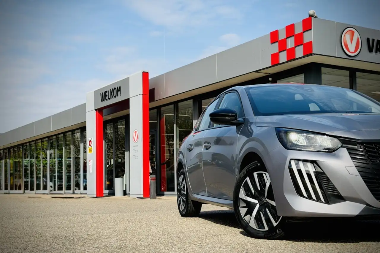 Peugeot 208 Hybrid e-DCS6 Style 4