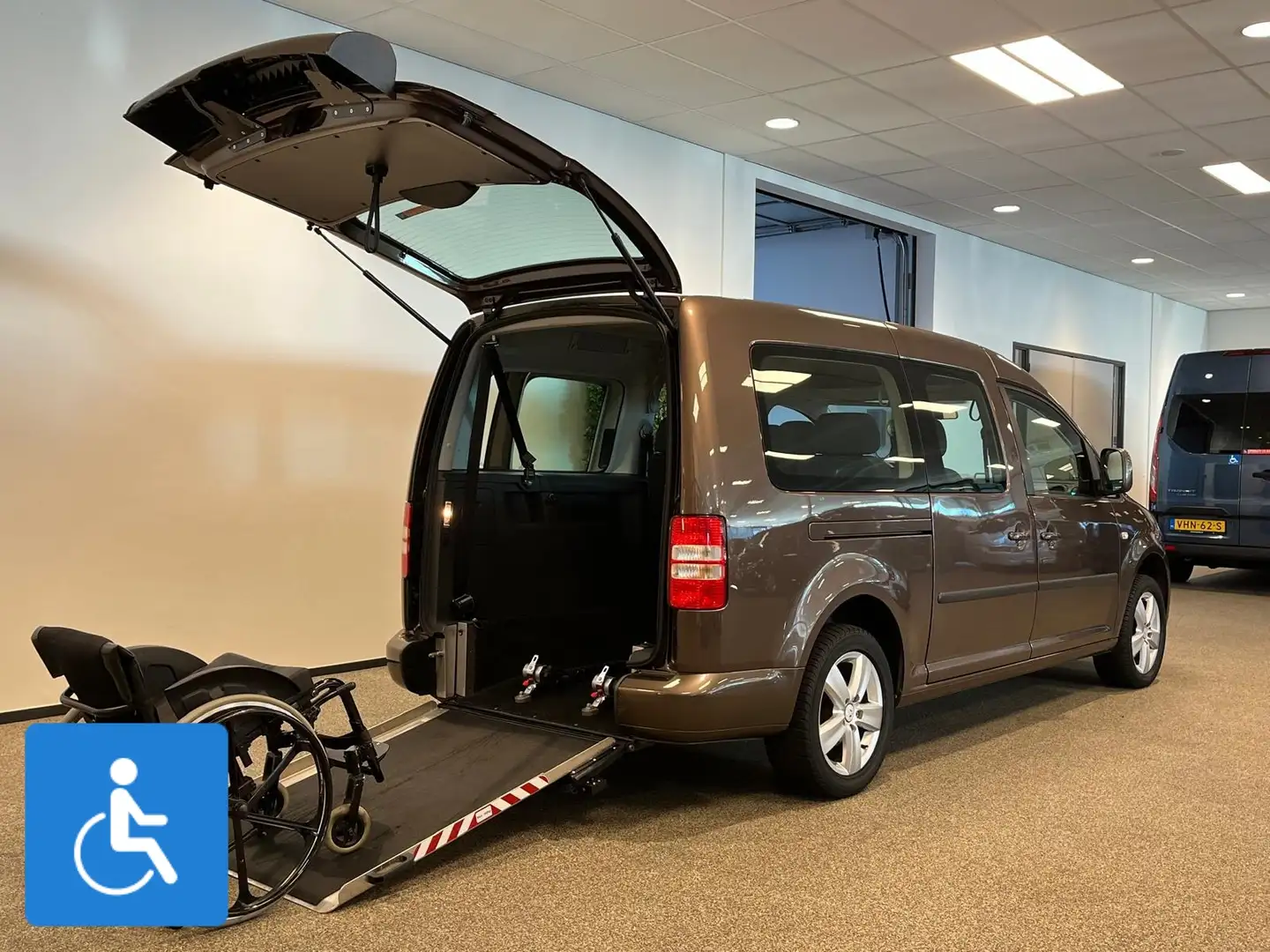 Volkswagen Caddy Maxi Rolstoelauto 85x150 Bruin - 2