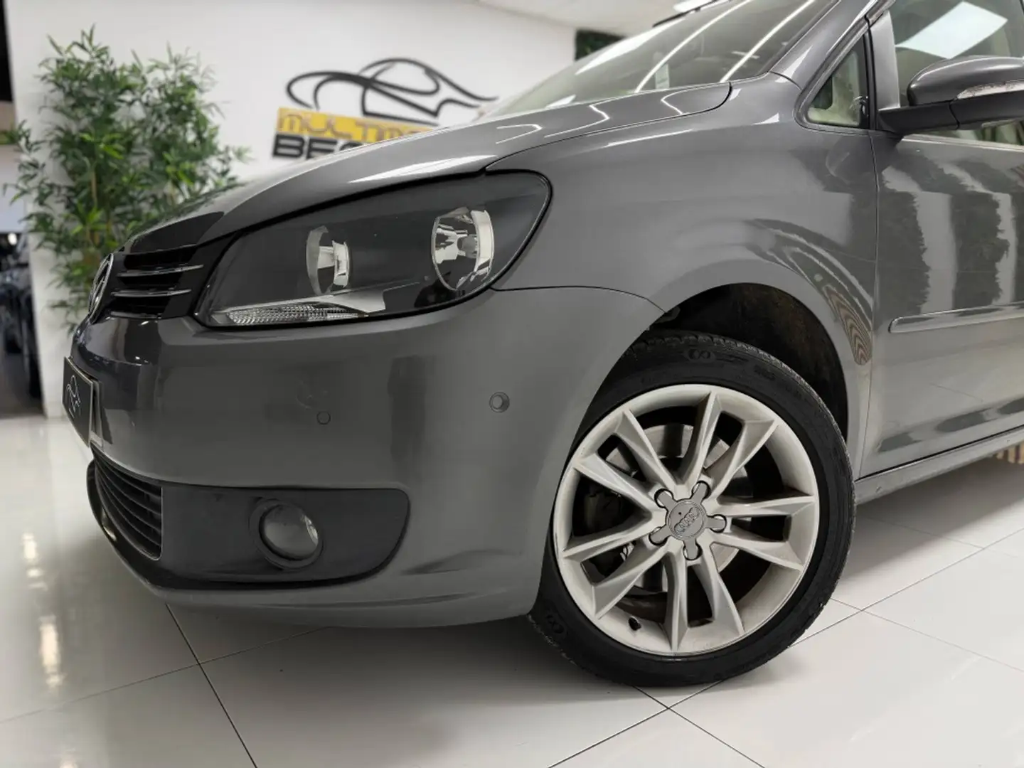 Volkswagen Touran 2.0TDI Advance Grau - 2