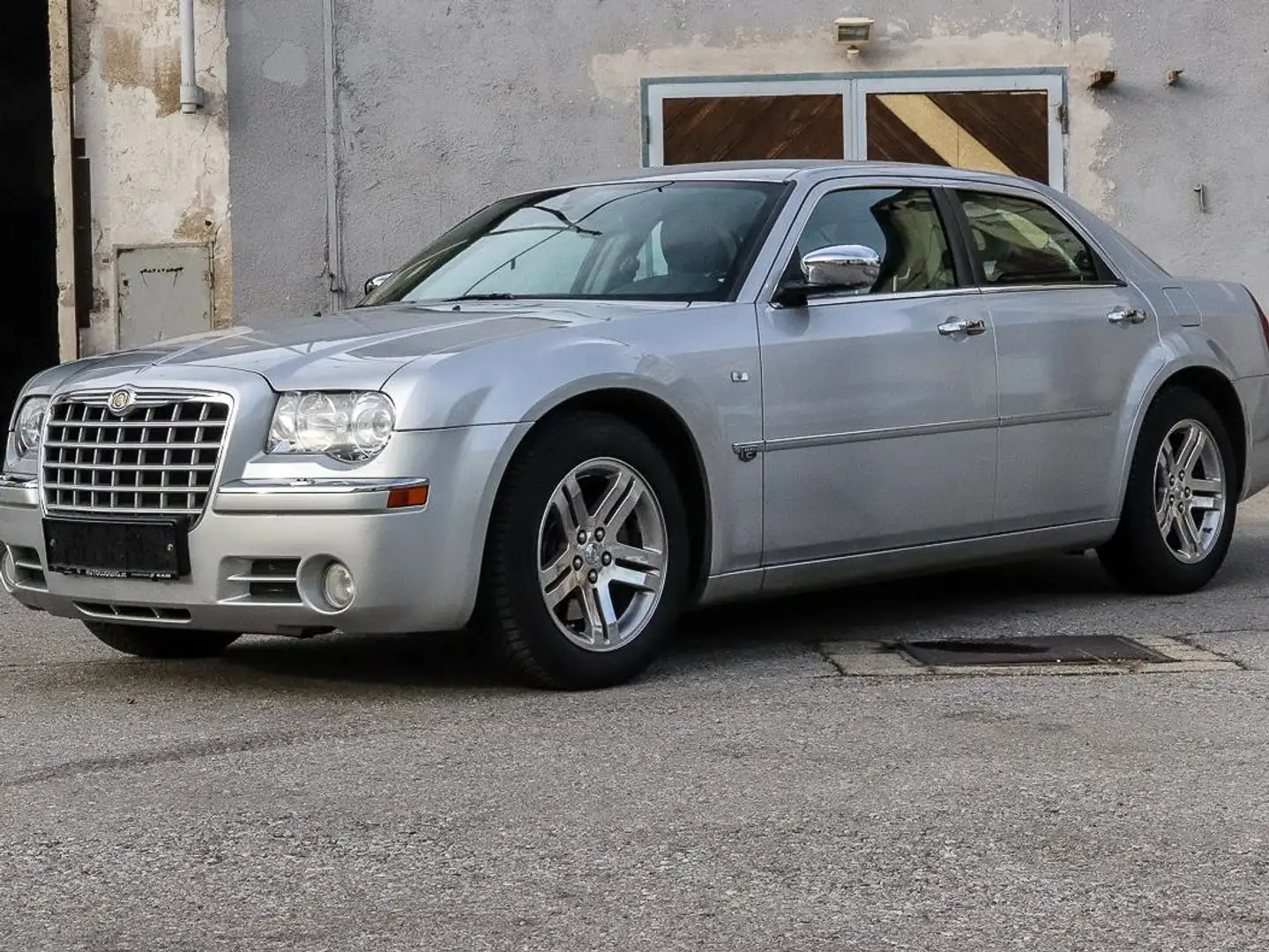 Chrysler 300C 300 C 2,7 V6 Aut. mit nur 29.000 km - neuwertig Argento - 2