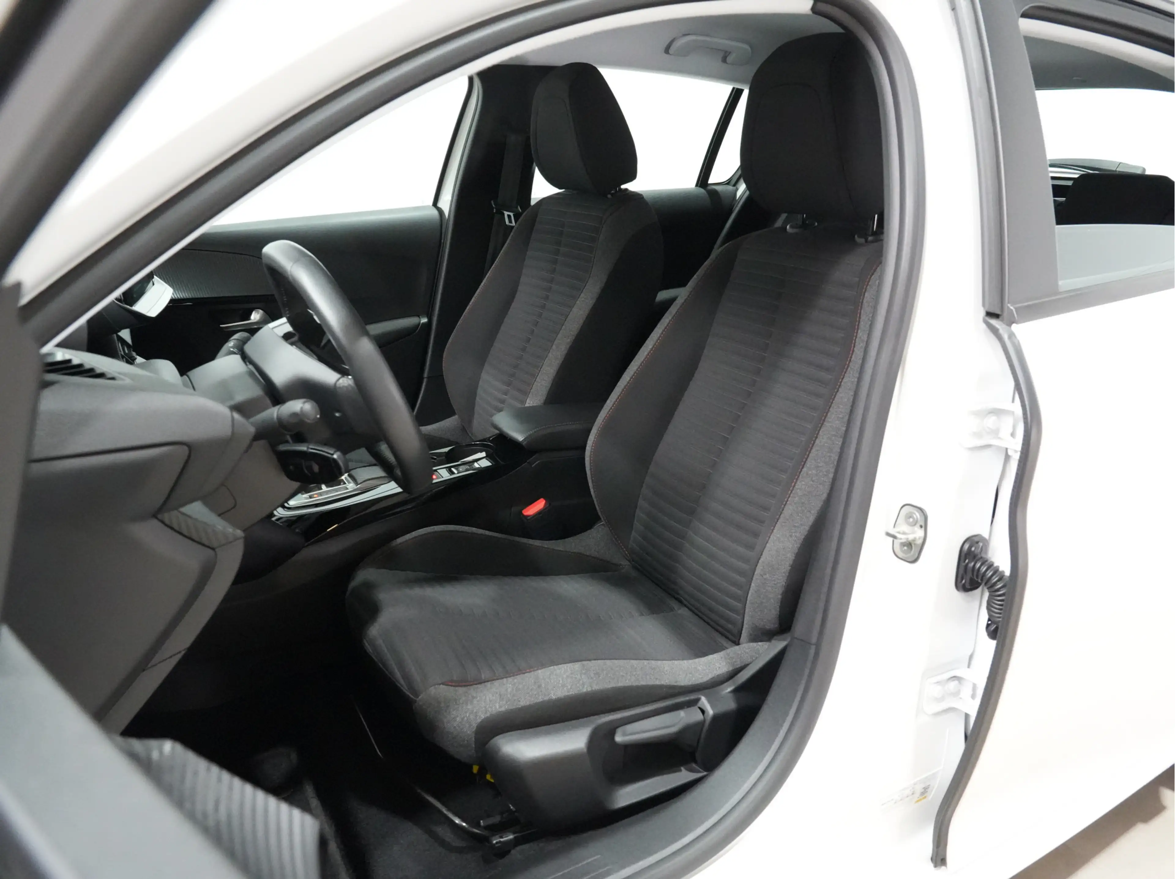 Peugeot e-208 EV Active Pack 50 kWh WM — photo 6