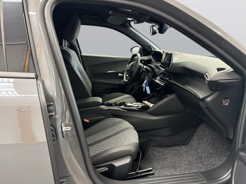 Peugeot 2008 1.2 PureTech 130 Allure — photo 10