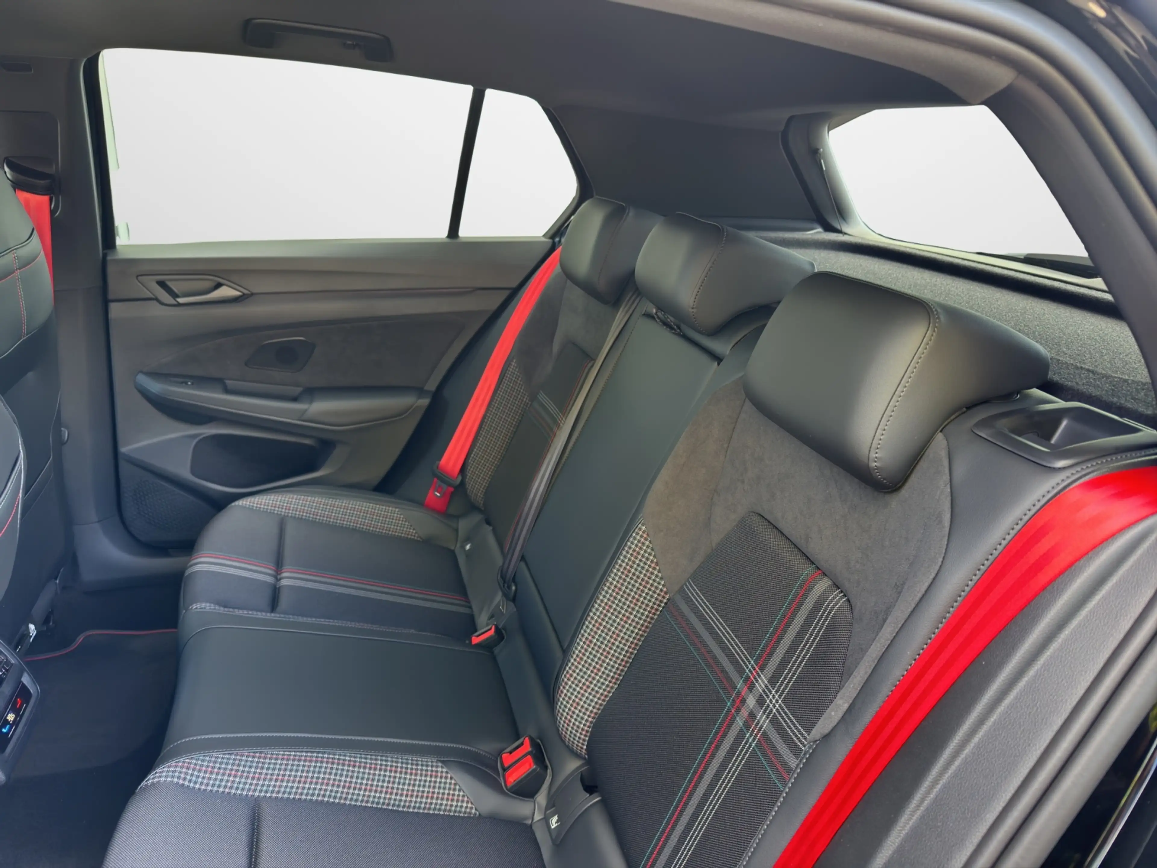 Volkswagen Golf GTI 2.0 TSI DSG 50 EDITION — photo 11