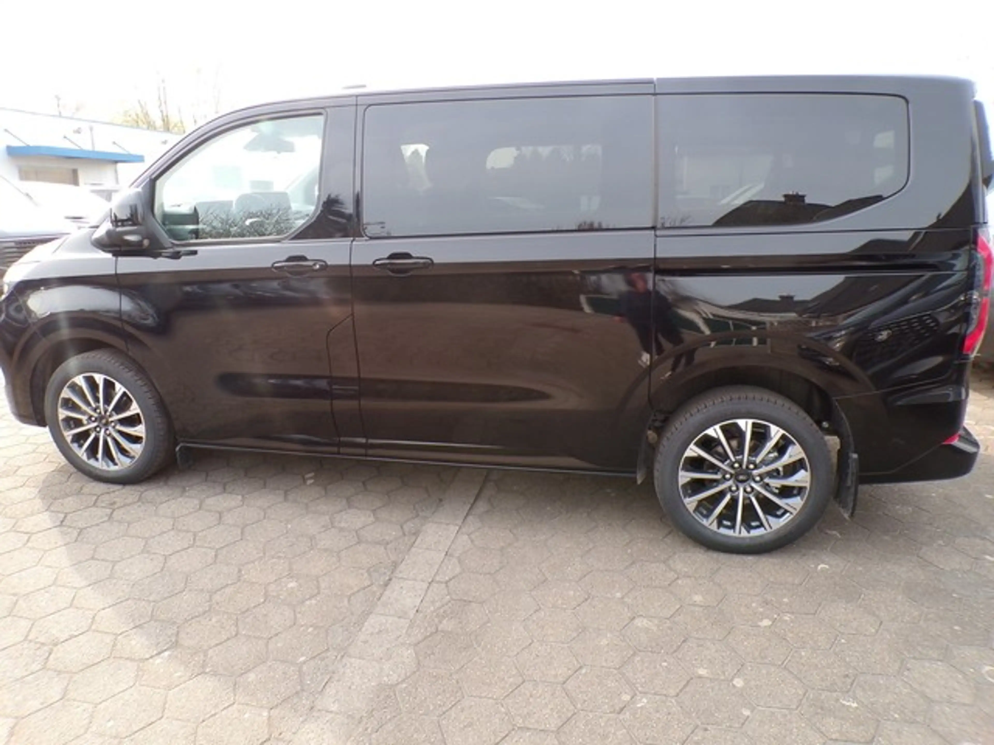 Ford Tourneo Custom Titanium X 320 L1 Automatik / FGS 5 Jahre — photo 5