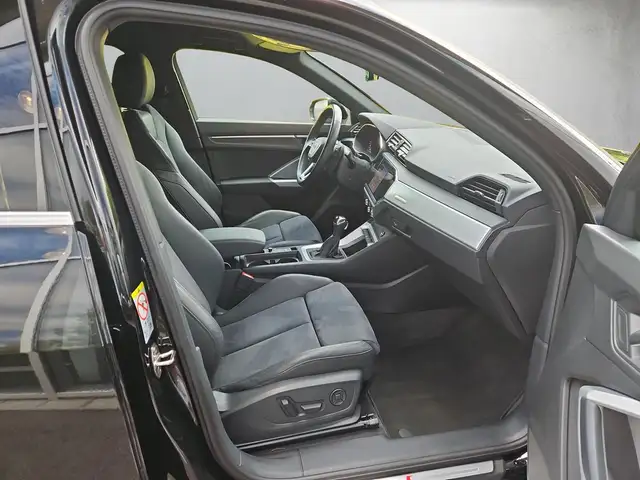 Audi Q3 view 13