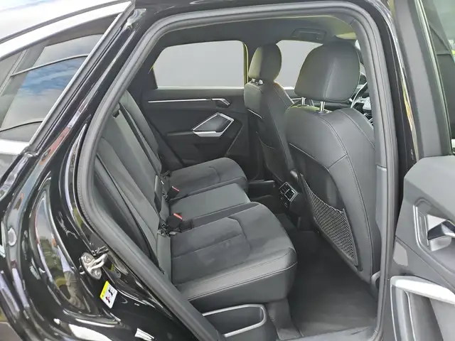 Audi Q3 view 12