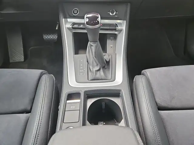 Audi Q3 view 9