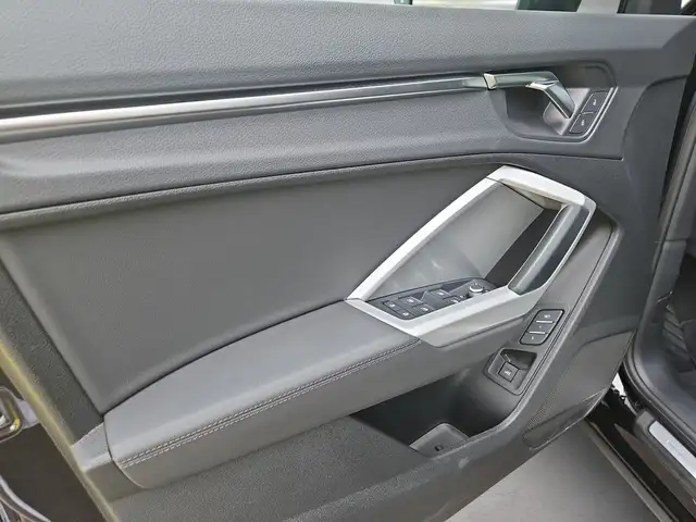 Audi Q3 view 6
