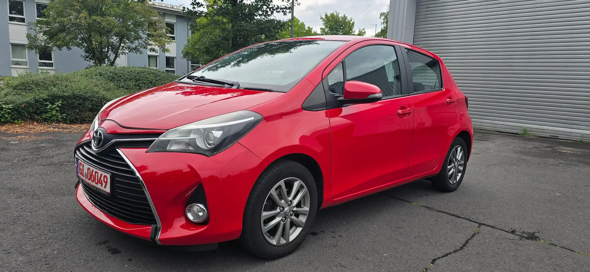 Toyota Yaris Comfort 1,3 99 PS 5 Türer Rot - 1