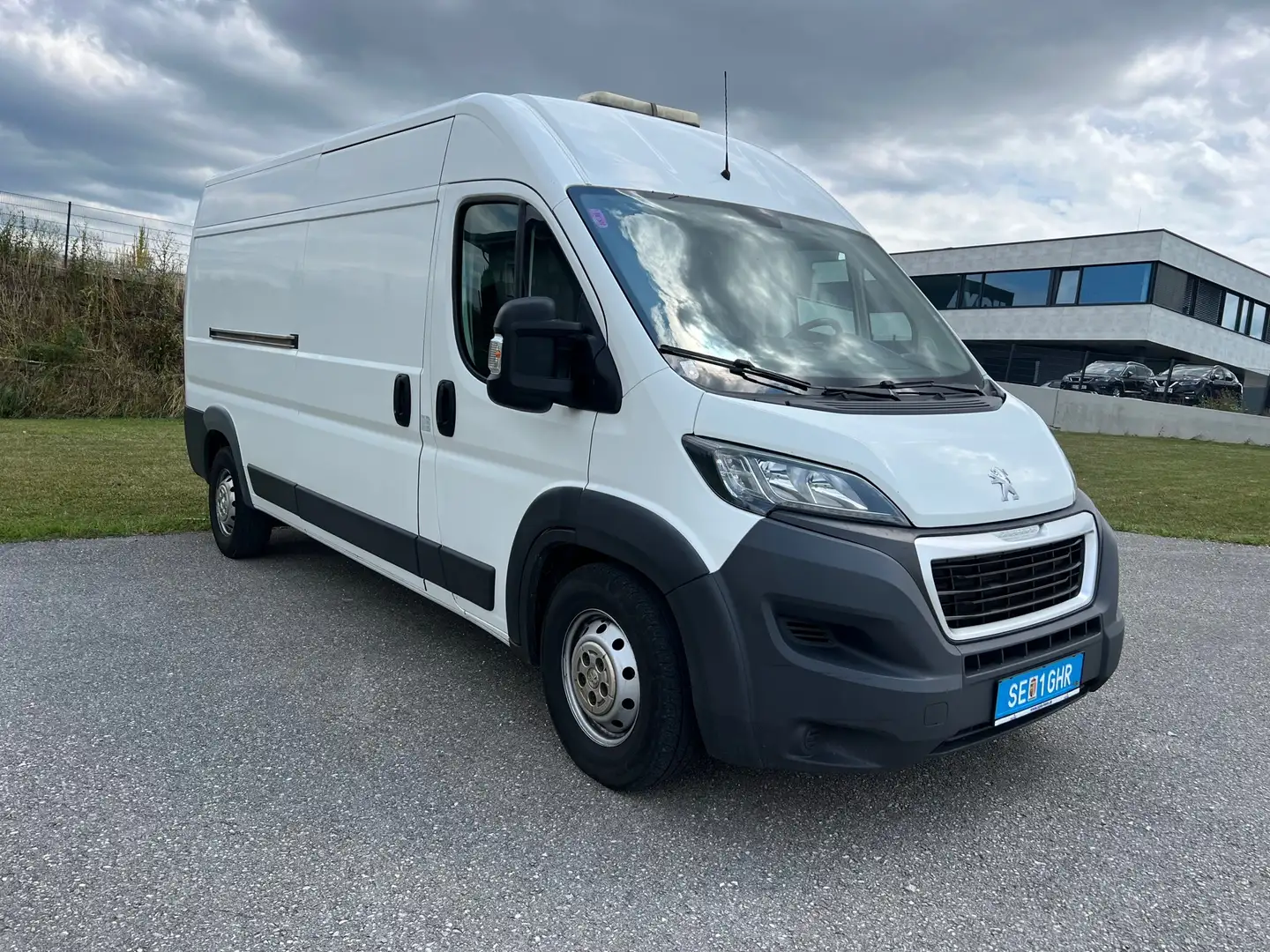 Peugeot Boxer Bus 3300 L2H2 2,0 S&S BlueHDi Blanc - 2