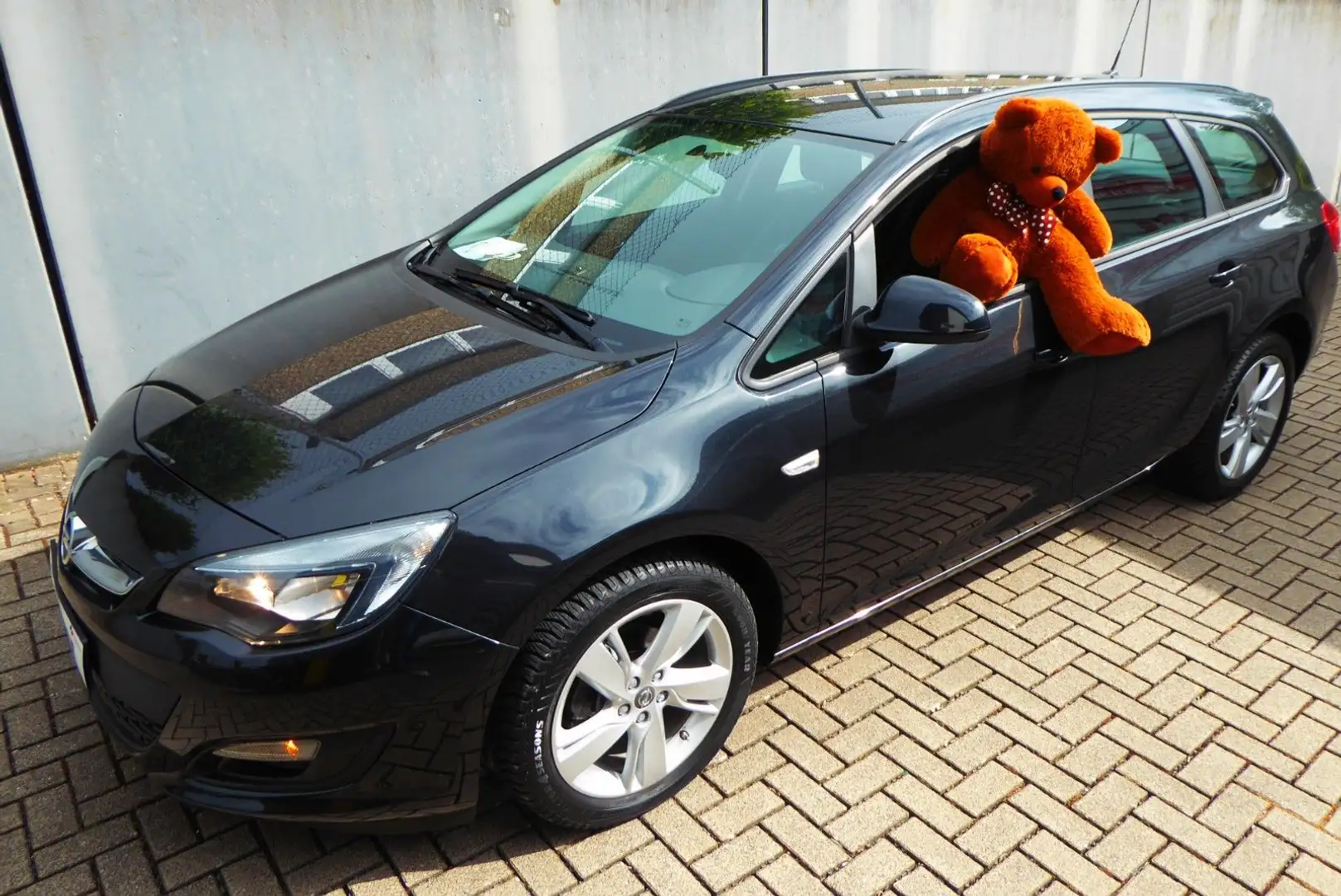 Opel Astra J Sports Tourer Style 1.Hd erst 27.500km! Schwarz - 1