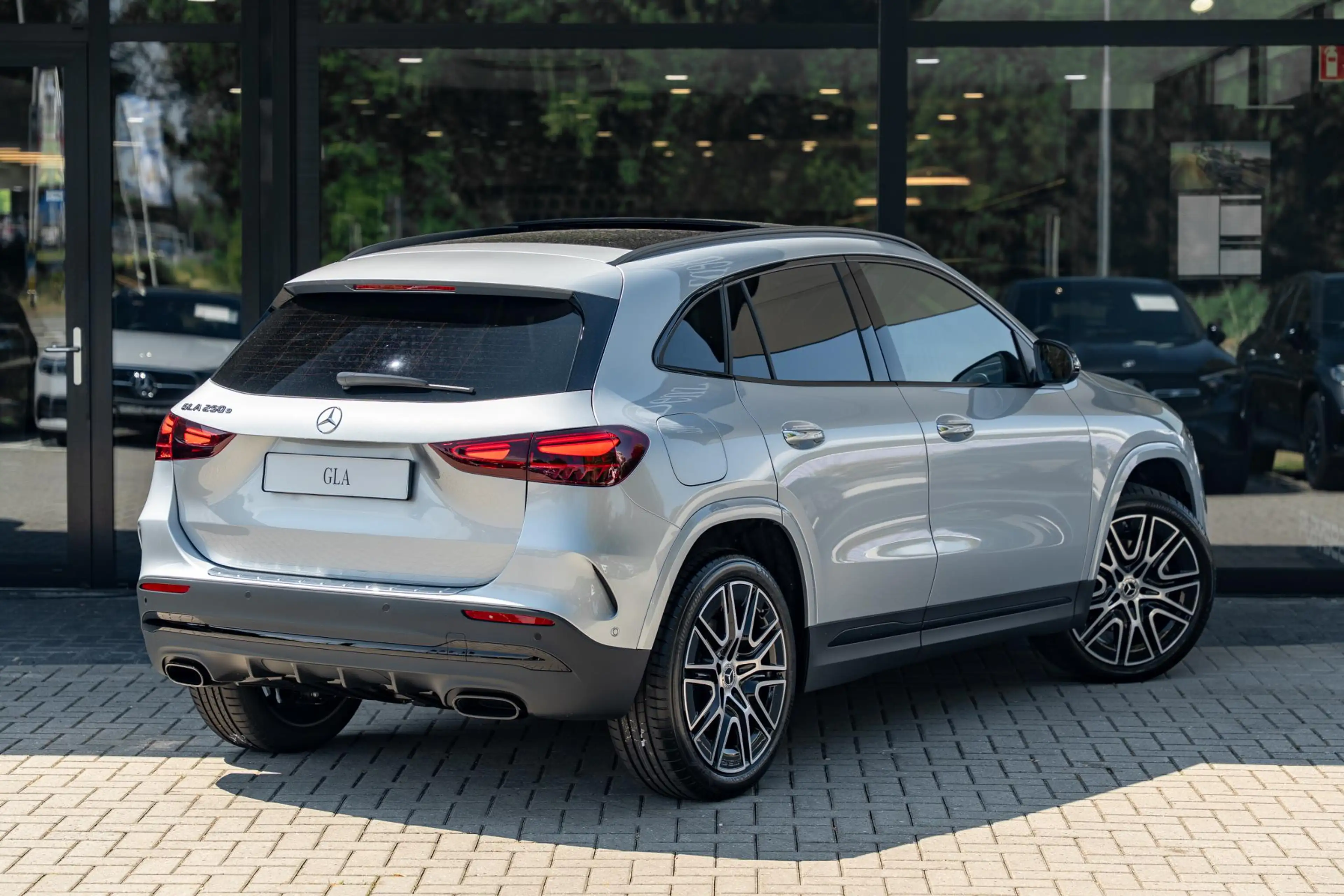 Mercedes-Benz GLA 250 250e 140 Years Edition | Panorama-schuifdak | Stoe — photo 3