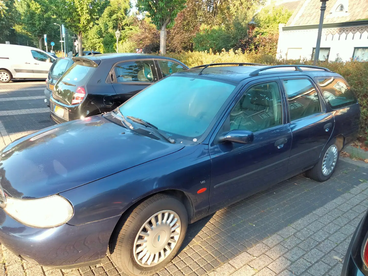 Ford Mondeo Mondeo 2.5-24V V6 Ghia Bleu - 2