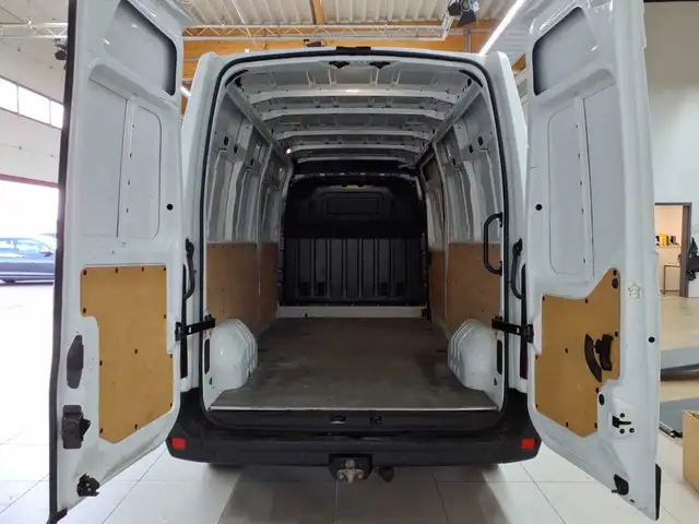 Opel Movano view 10