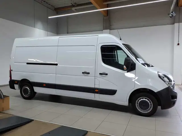 Opel Movano view 3