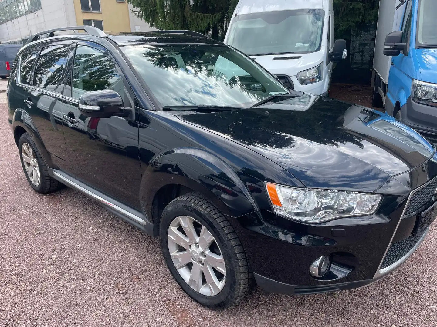 Mitsubishi Outlander XTRA 4WD TÜV09/25 AUTOMATIK Negro - 2