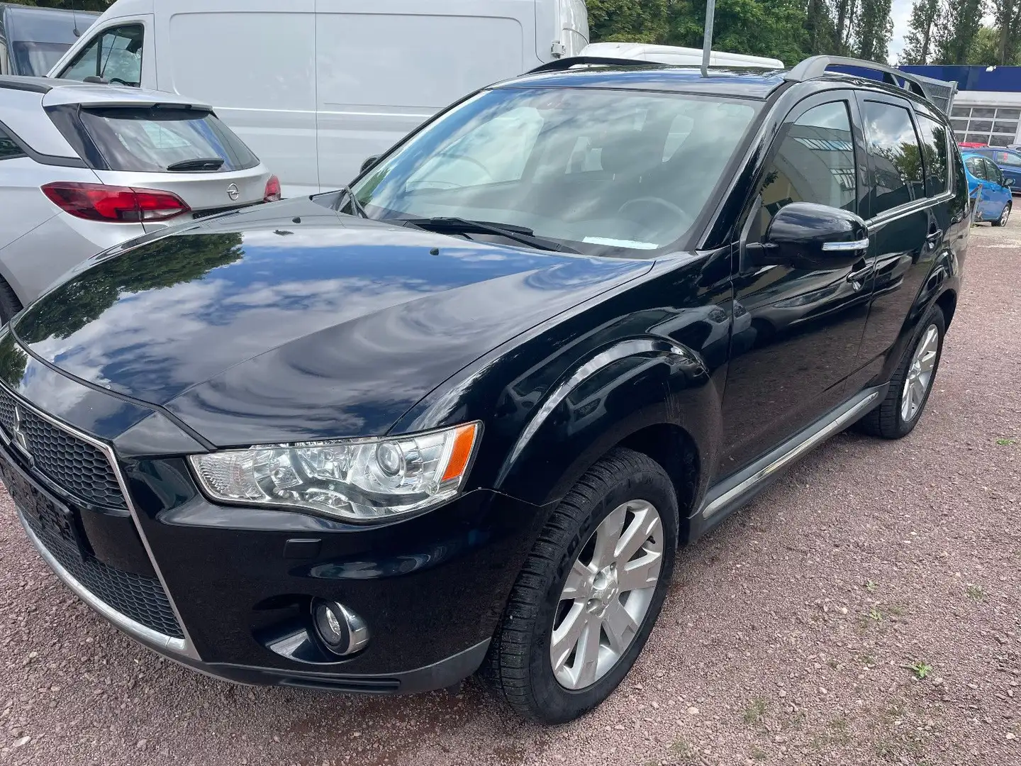Mitsubishi Outlander XTRA 4WD TÜV09/25 AUTOMATIK Negro - 1