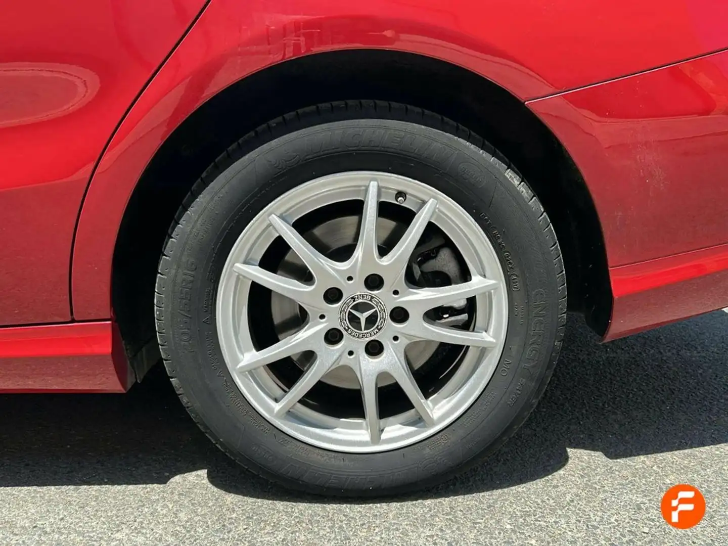 Mercedes-Benz CLA 180 - 5P (2018) Rojo - 2