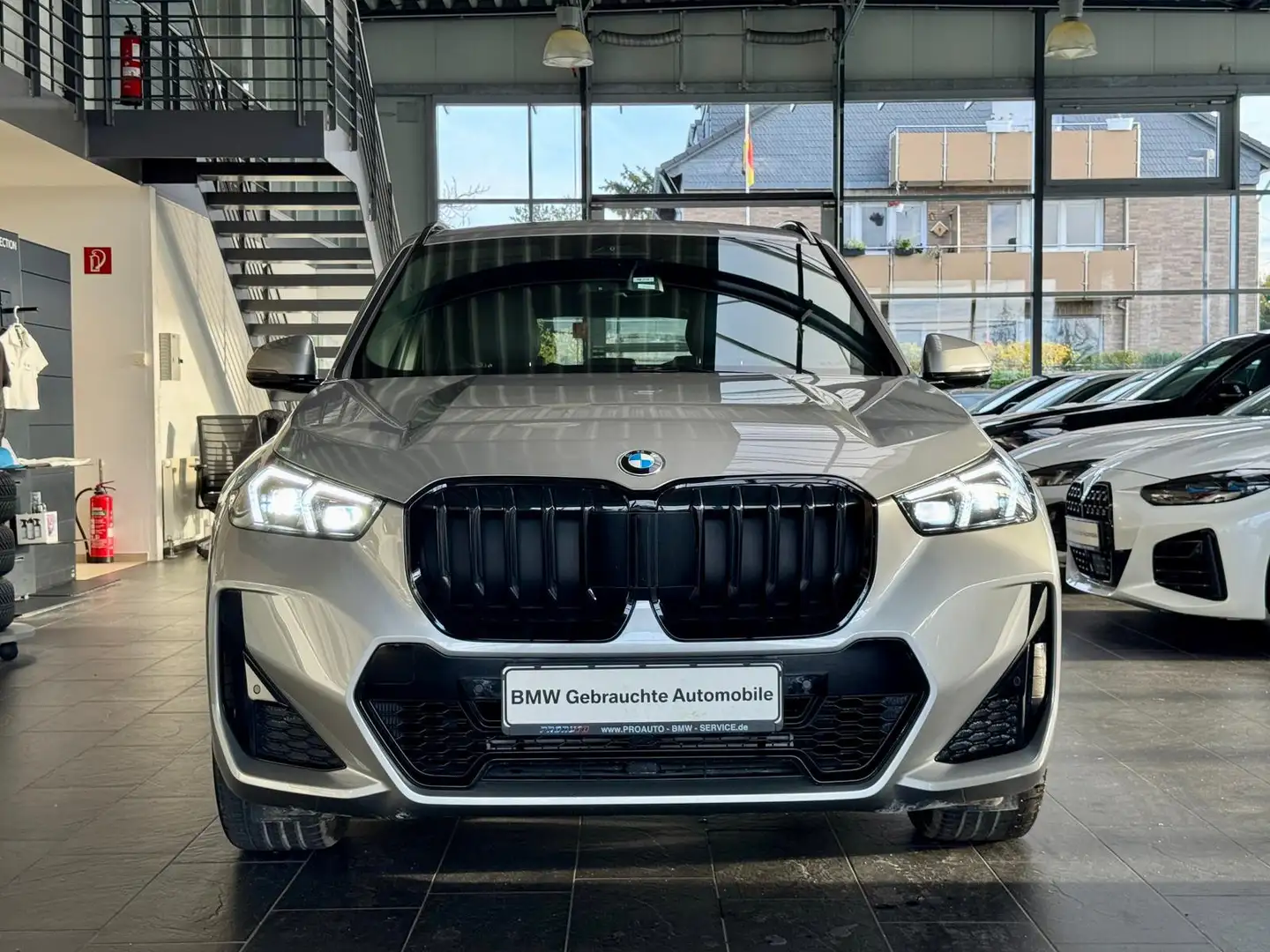 BMW X1 18i sDrive M Sport Pro A-LED/AHK/Pano/19"/RFK Plateado - 2