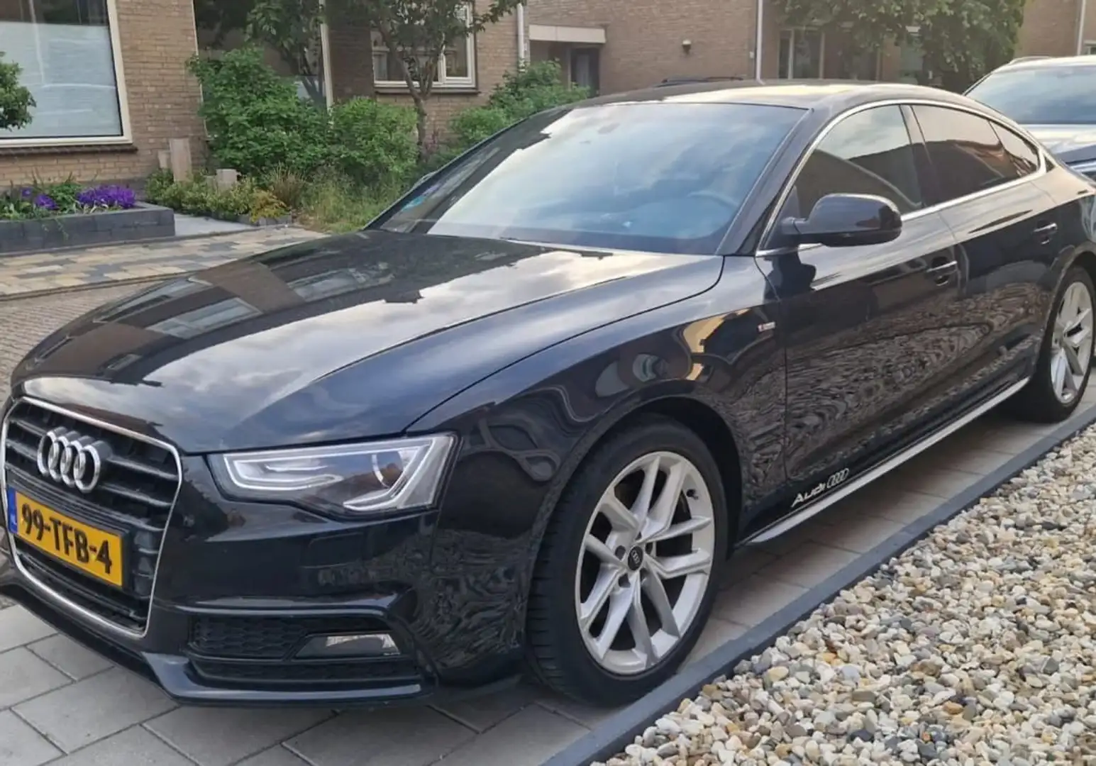 Audi A5 1.8 TFSI S-line 225pk Zwart - 1
