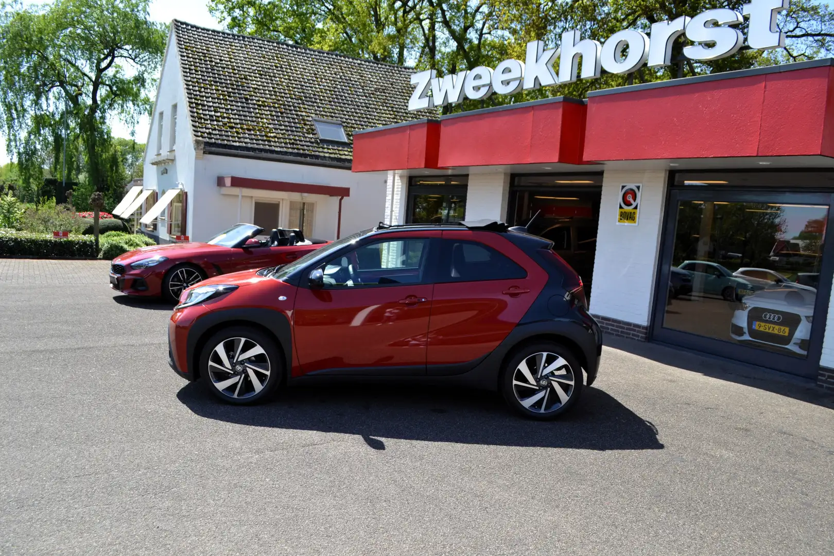 Toyota Aygo X 1.0 VVT-i Automaat, Envy, Limited, Navi, Camera, P Rood - 2