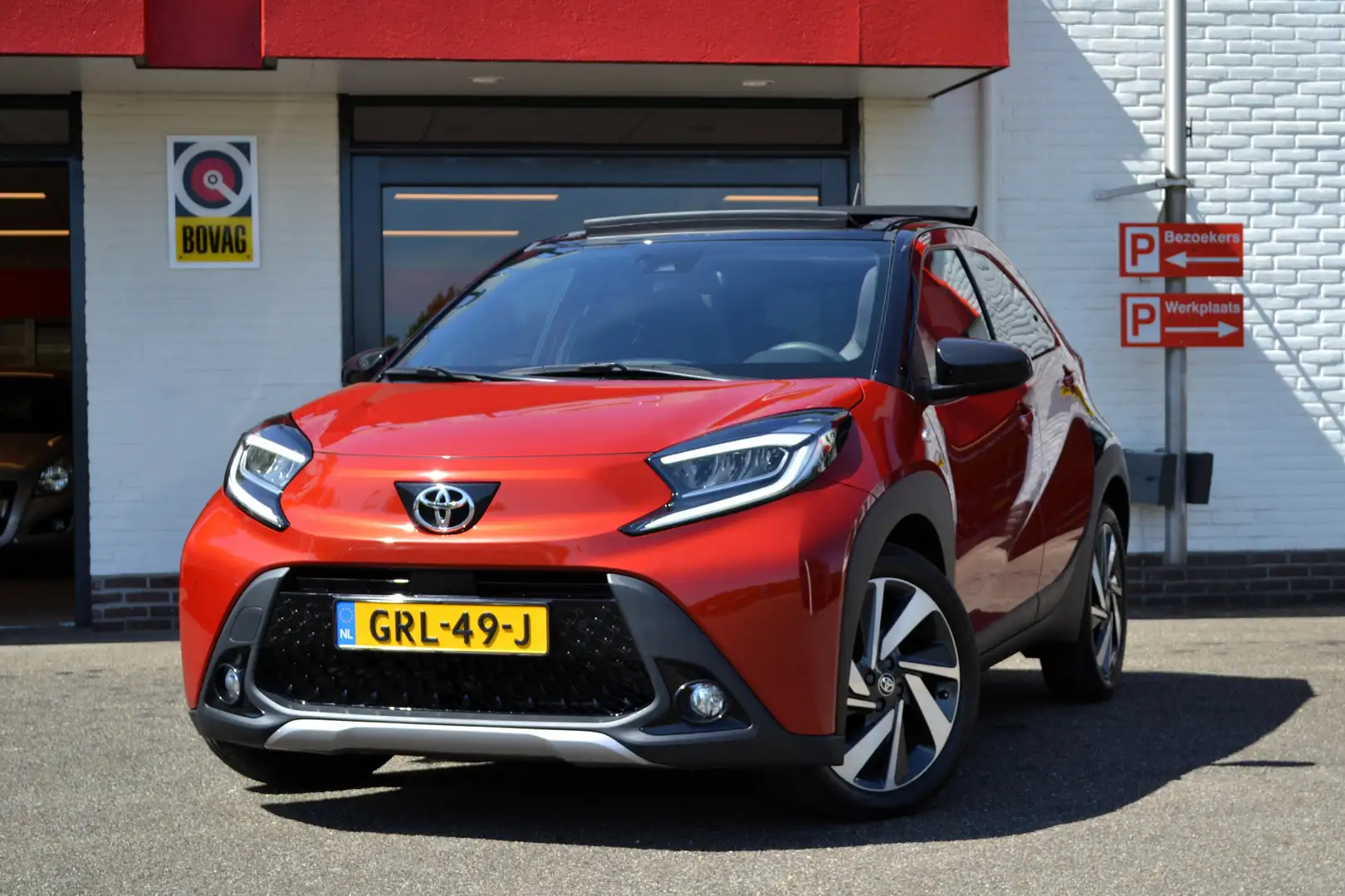 Toyota Aygo X 1.0 VVT-i Automaat, Envy, Limited, Navi, Camera, P Rood - 1
