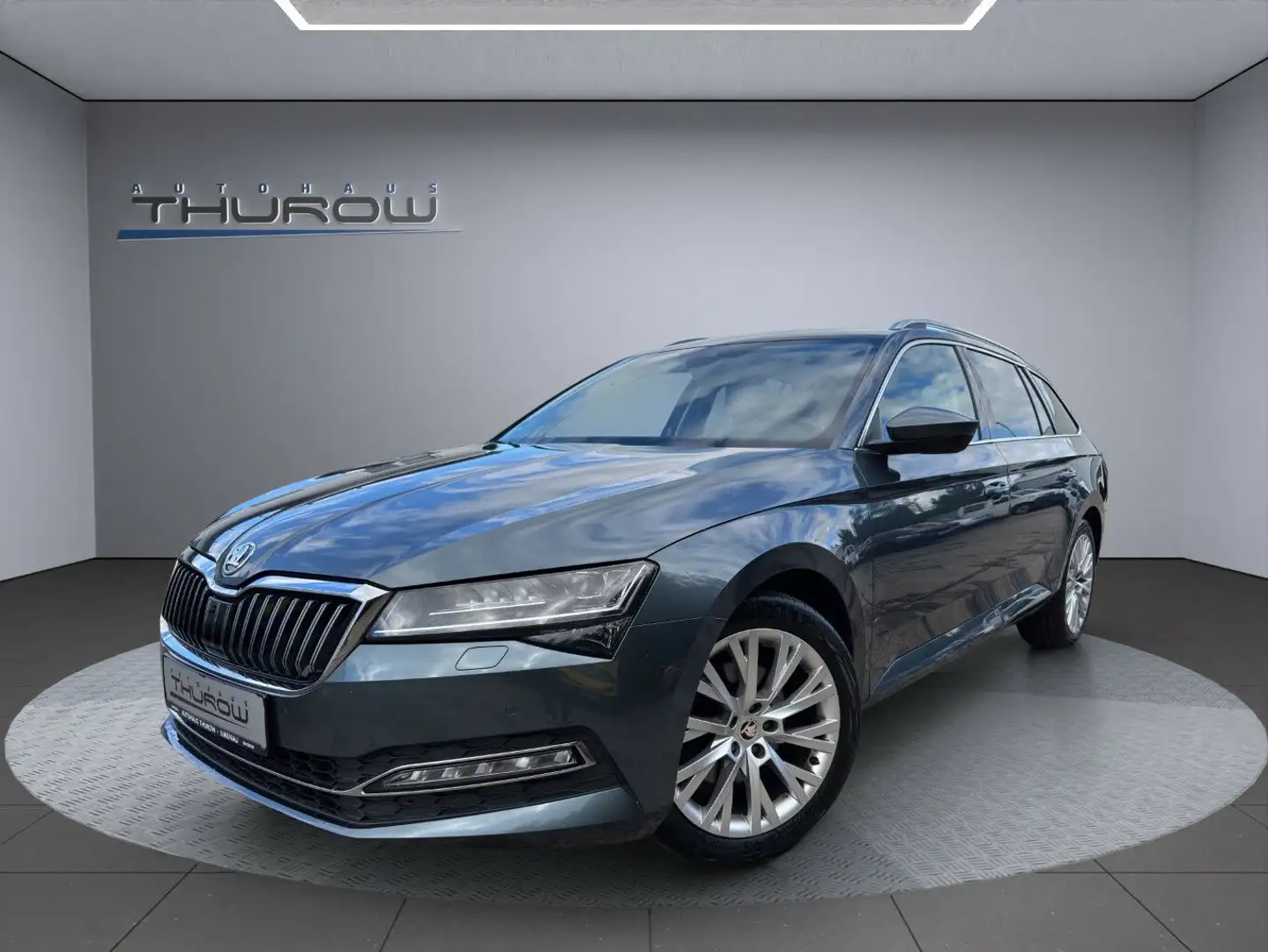 Skoda Superb Combi 2.0 TDI DSG Style AHK Navi ACC Grau - 2