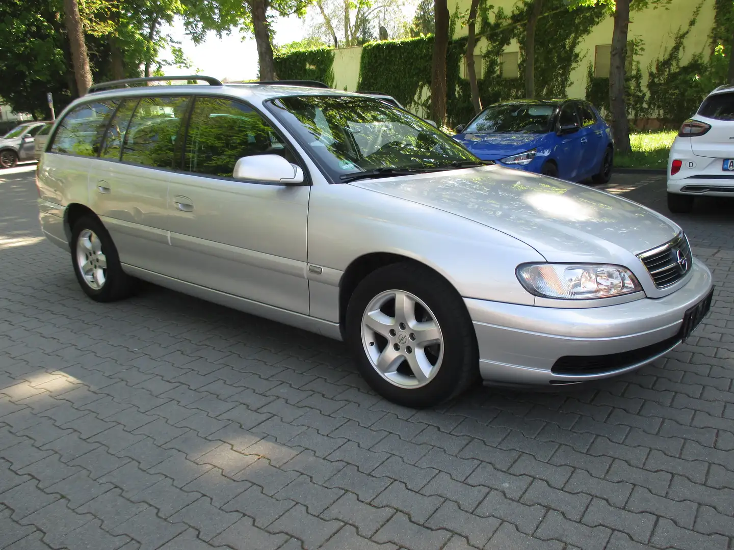 Opel Omega Caravan 2.2 16 V,orig.107.000 KM,1.Hand,Tüv neu Silber - 1