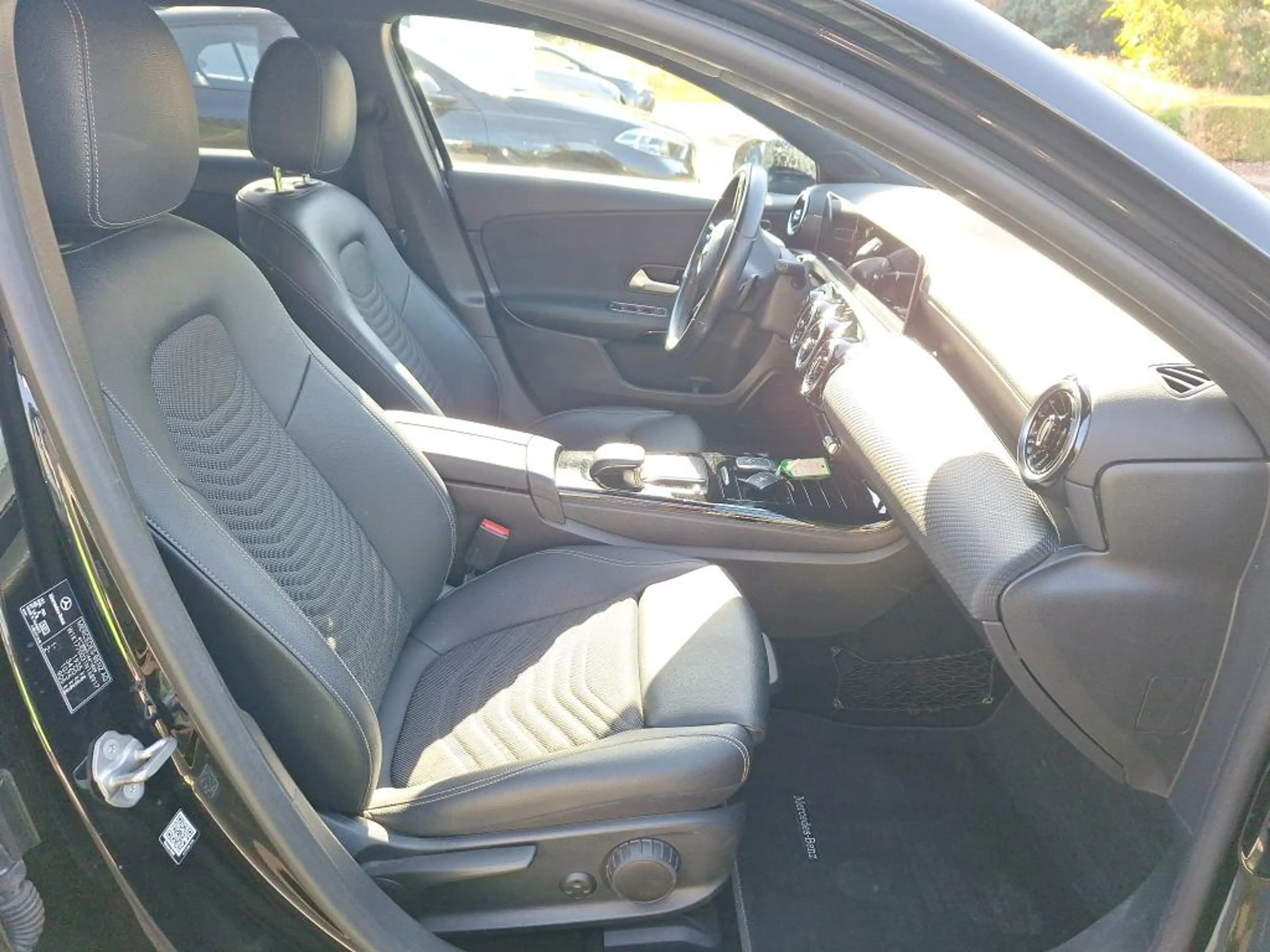 Mercedes-Benz A 180 d 7GTRONIC *FULL LED-NAVI-WIDESCREEN-PARKTRONIC* — photo 4