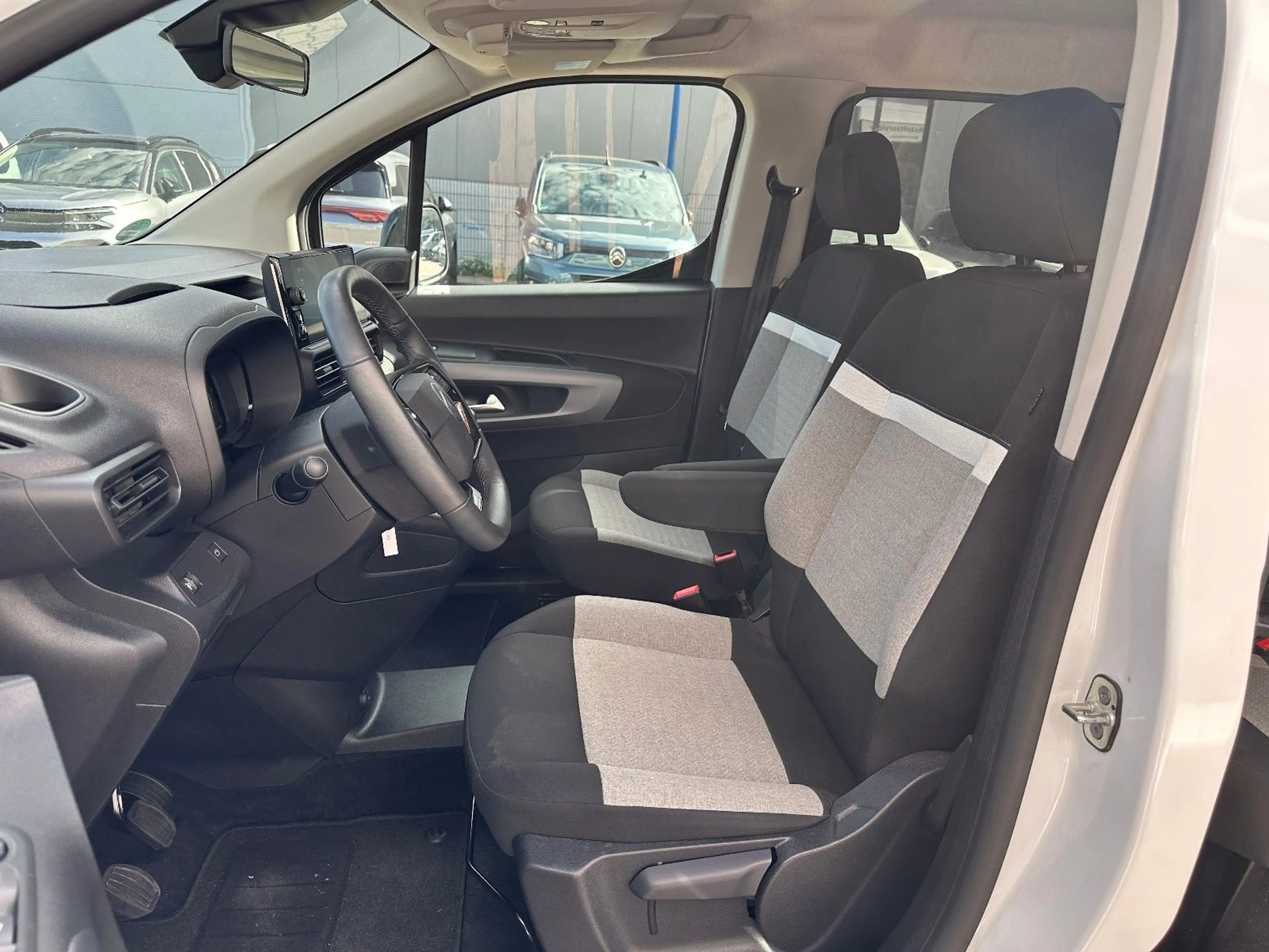 Citroen Berlingo MPV PureTech 110 S&S M PLUS — photo 10