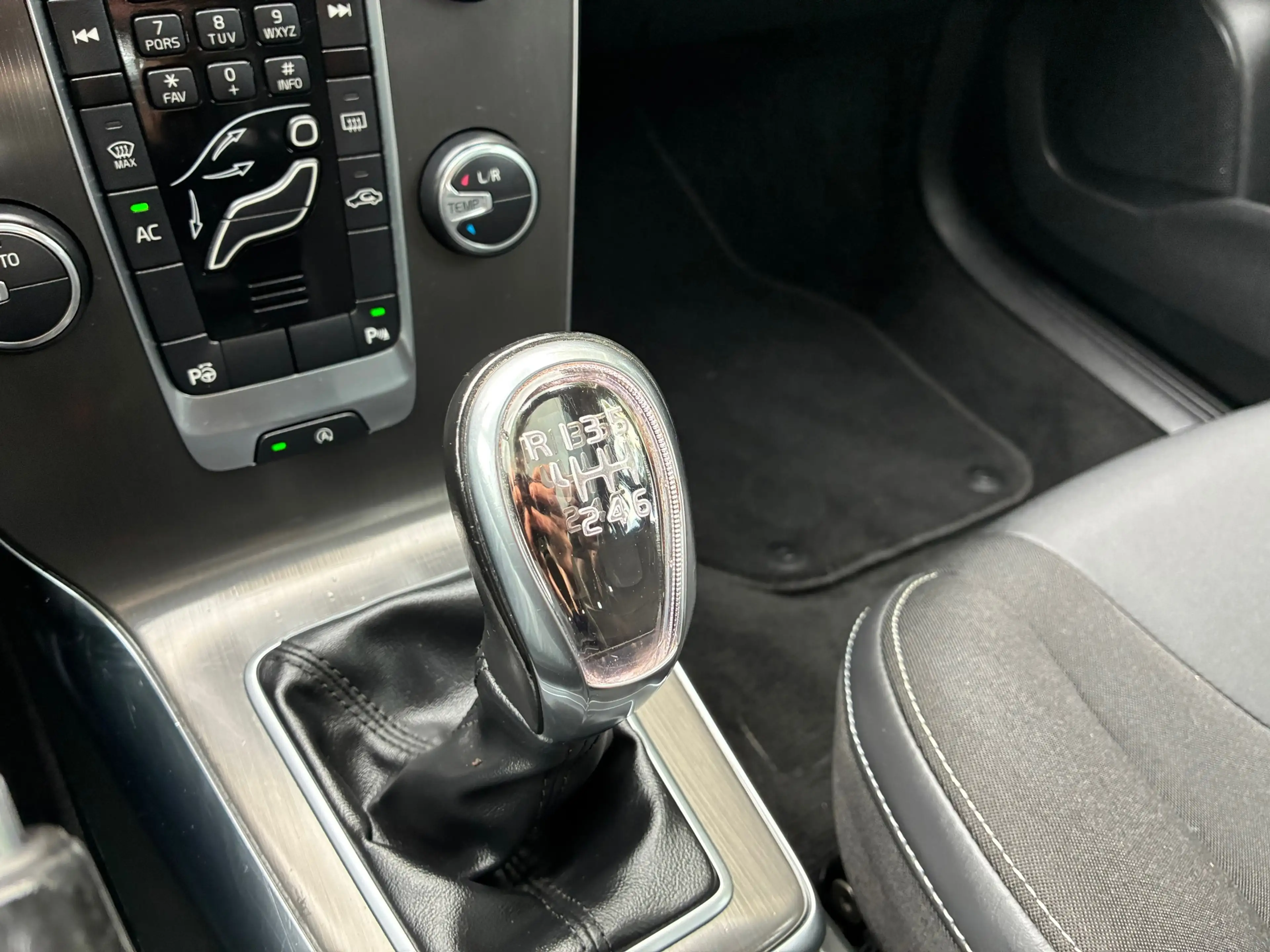 Volvo V40 1.6 D2 Momentum | Pano + Cruise + Clima Nu € 5.975 — photo 20