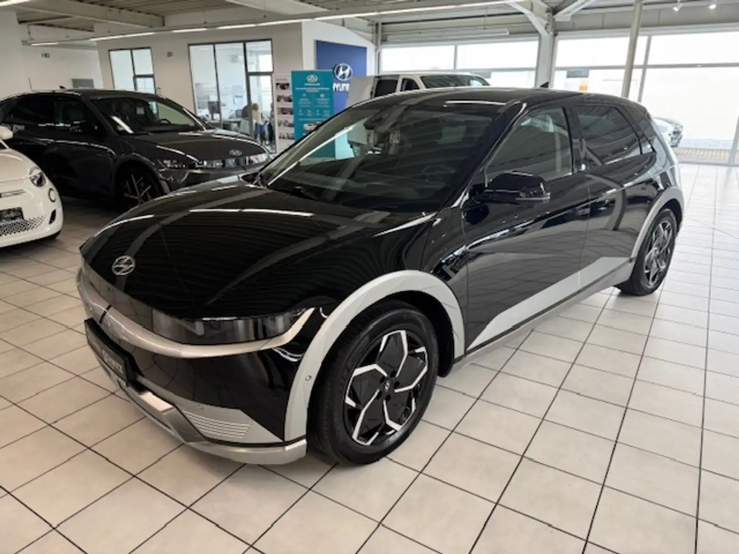 Hyundai IONIQ 5 72,6 kWh 4WD Uniq Relax-Paket Schwarz - 2