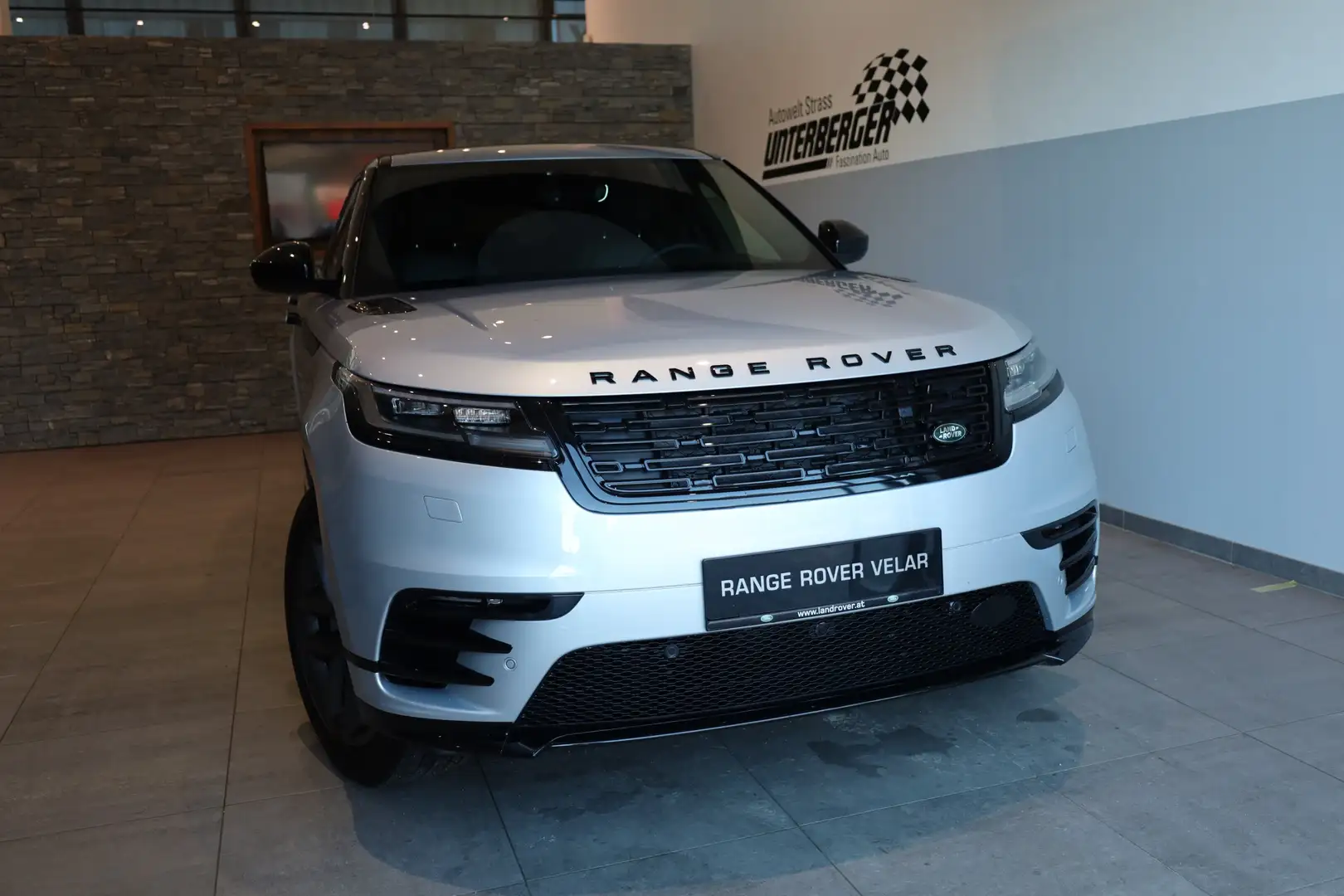 Land Rover Range Rover Velar D200 SE Dynamic Silber - 2