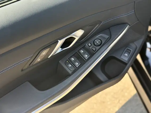 BMW 3 Series view 14