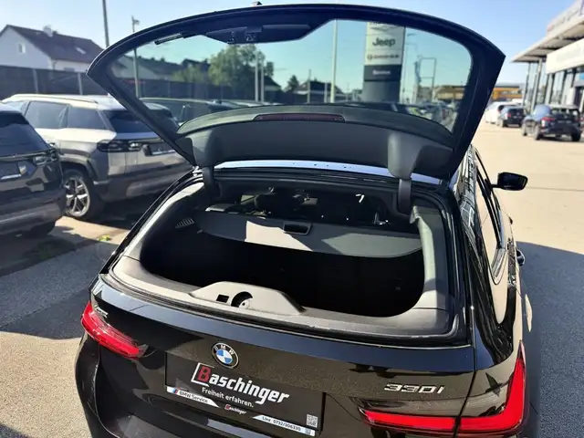 BMW 3 Series view 10