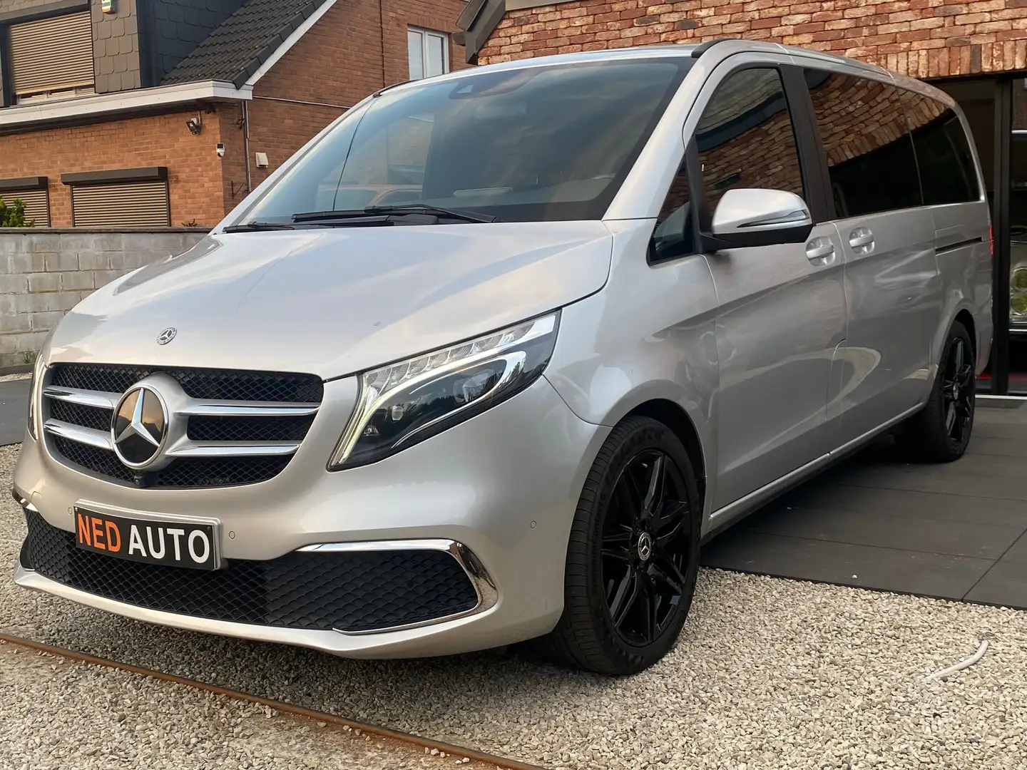 Mercedes-Benz V 300 V300/AMG/LONG L3/6PLACES/360’/JA19/FULL Stříbrná - 1