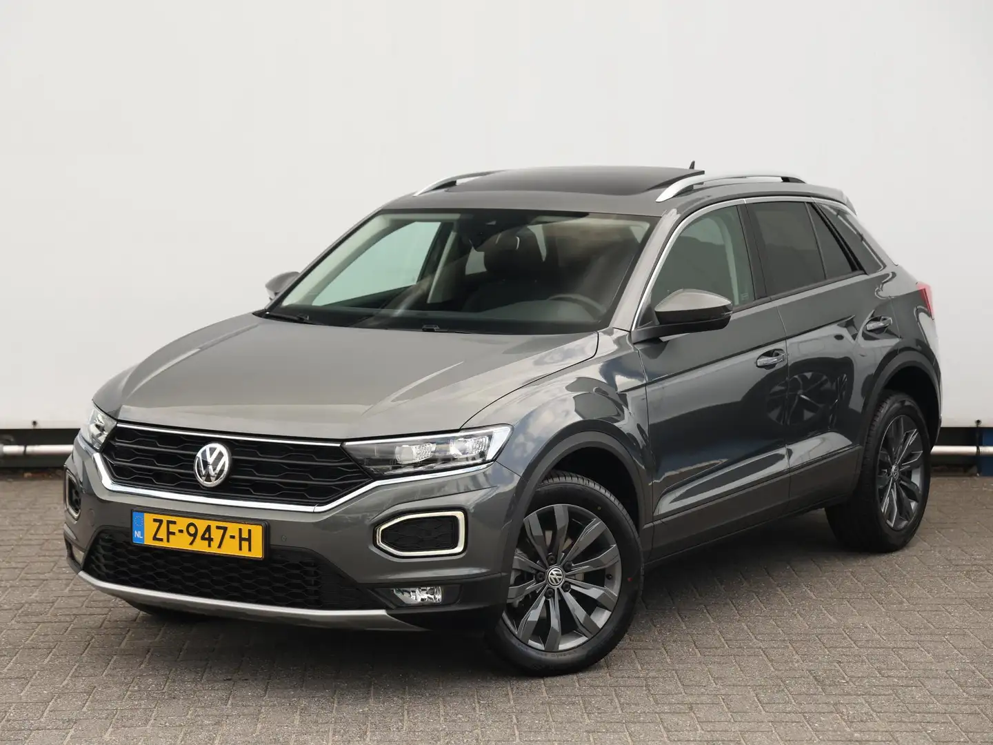 Volkswagen T-Roc 1.5 TSI Style 150 pk DSG | Panoramadak | LED | Tre Grijs - 2