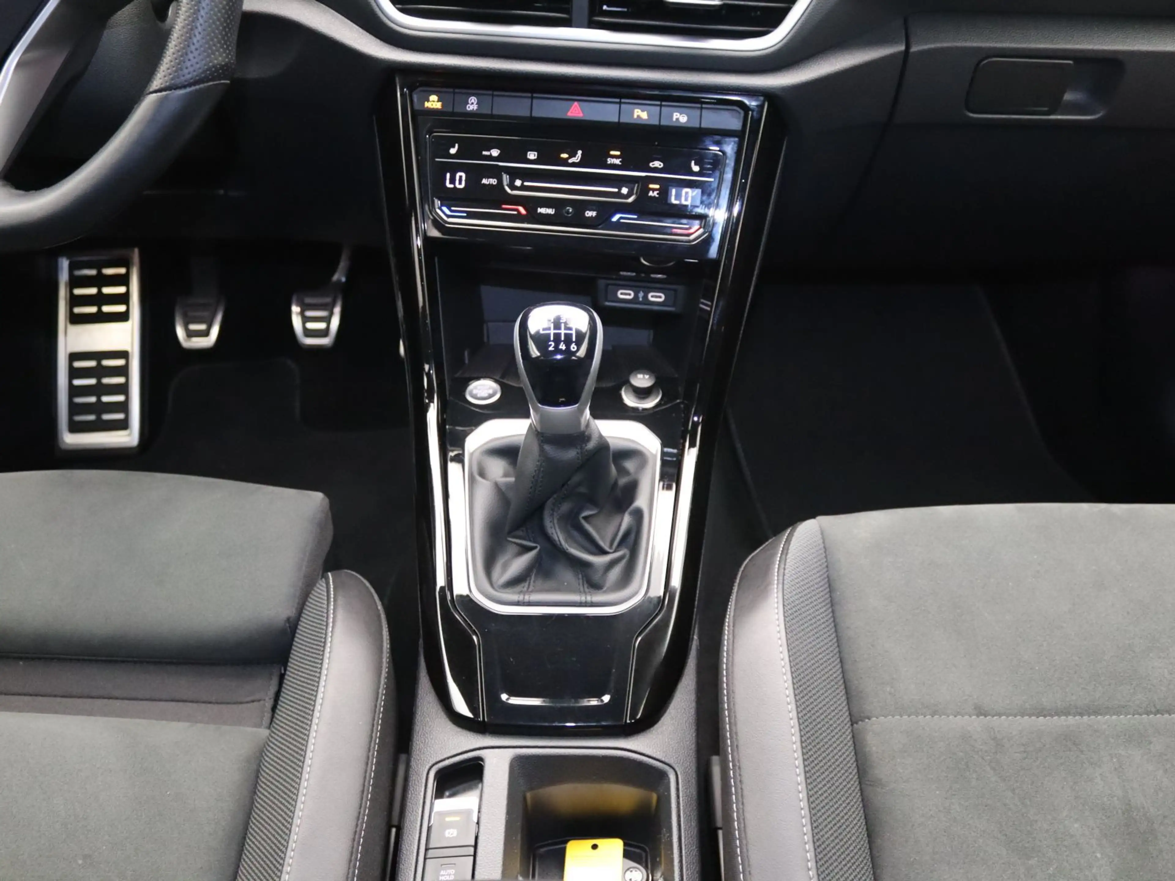 Volkswagen T-Roc R-Line 1.5 TSI / IQ.Drive, Matrix, CarPlay — photo 13