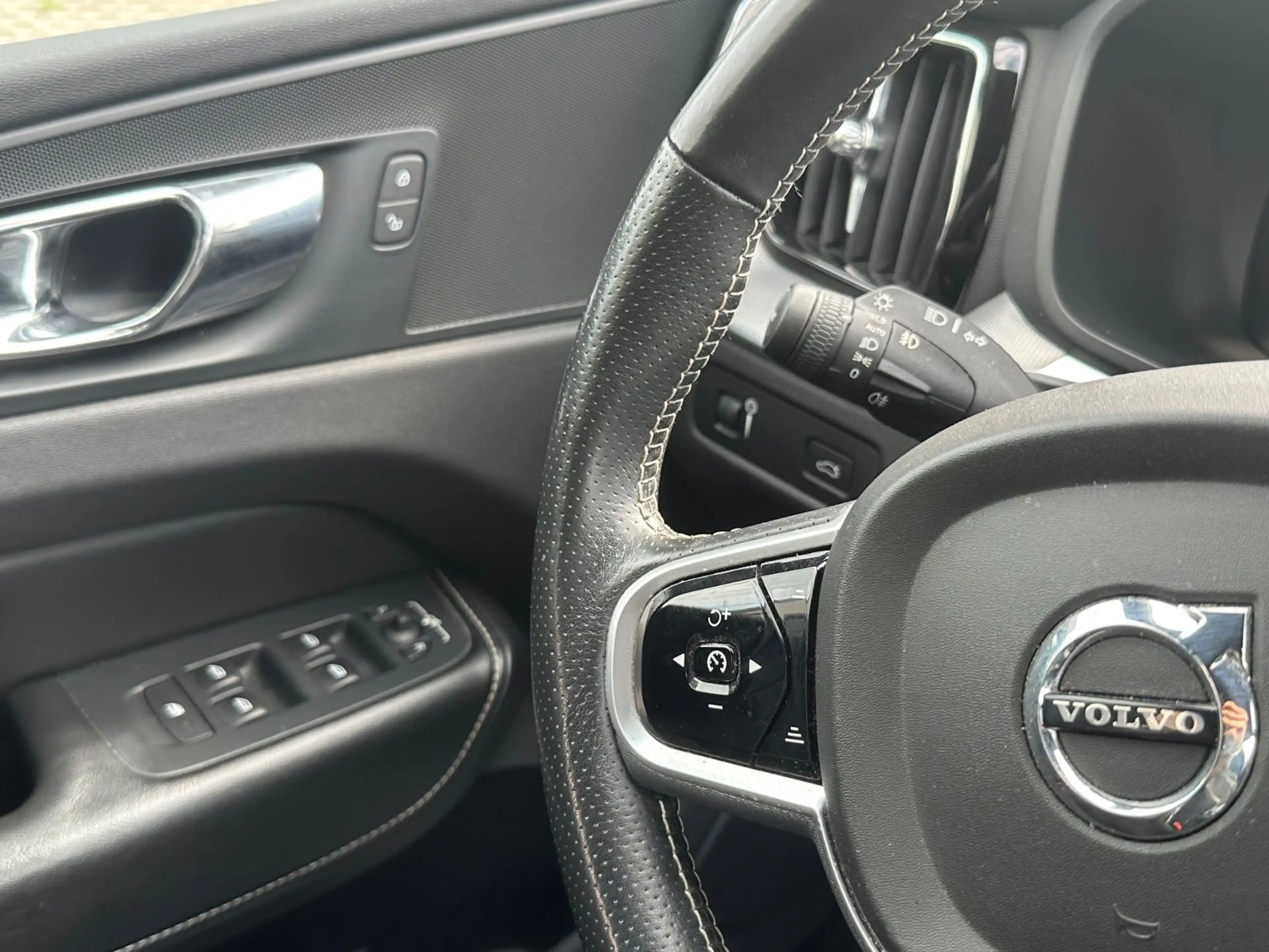 Volvo XC60 R Design *T-Leder*Kamera*AppleCarplay — photo 18