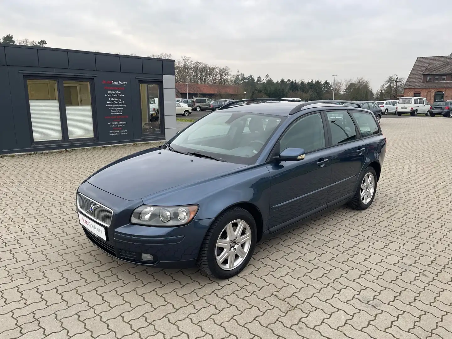 Volvo V50 Kombi 2.4 Momentum 2HD Blau - 1