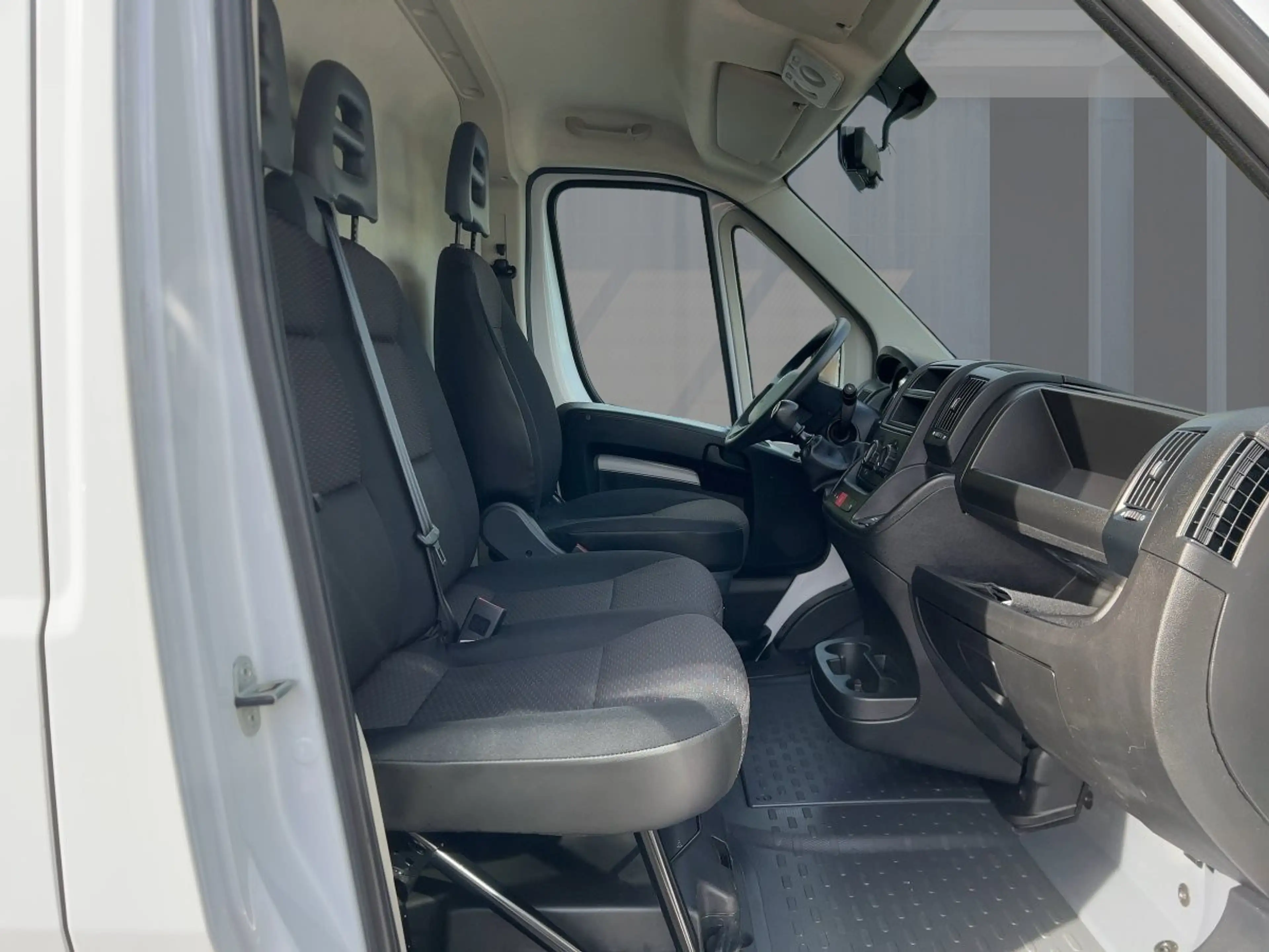 Peugeot Boxer 335 2.2 BlueHDi Pro L3H2 S&S Lordosenstütze — photo 8