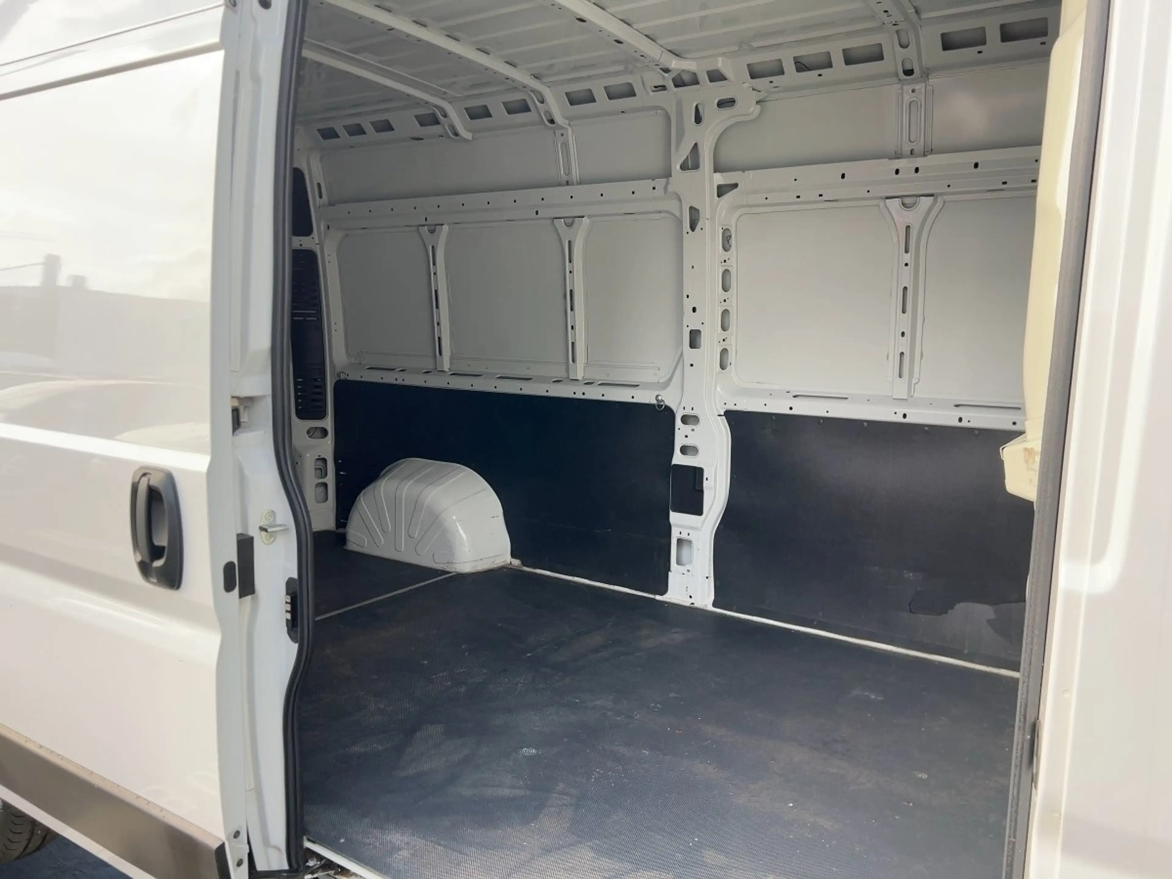Peugeot Boxer 335 2.2 BlueHDi Pro L3H2 S&S Lordosenstütze — photo 9